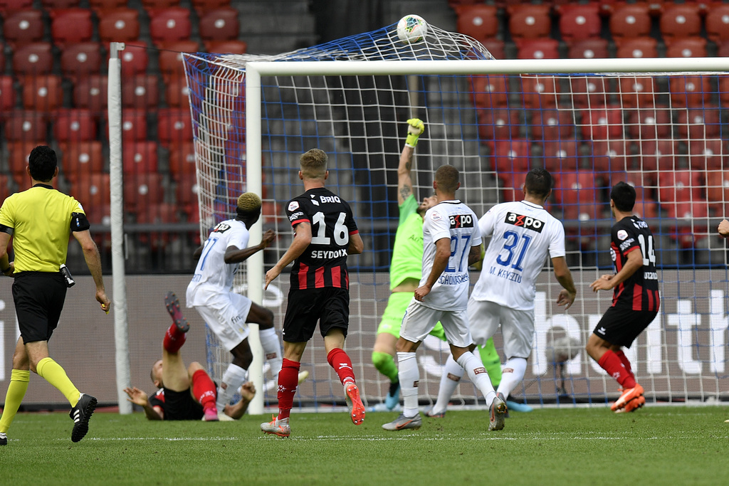 Le retourné acrobatique de Gaëtan Karlen (au sol) à la 95e minute permet aux Rouge et Noir de rester devant le FCZ.