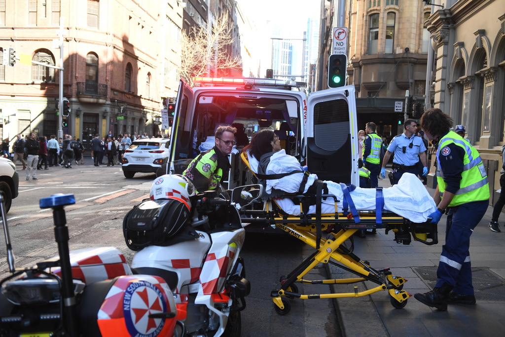 Un homme a agressé une femme à l'arme blanche, en pleine rue du centre de Sydney. Il a été arrêté par les autorités australiennes.