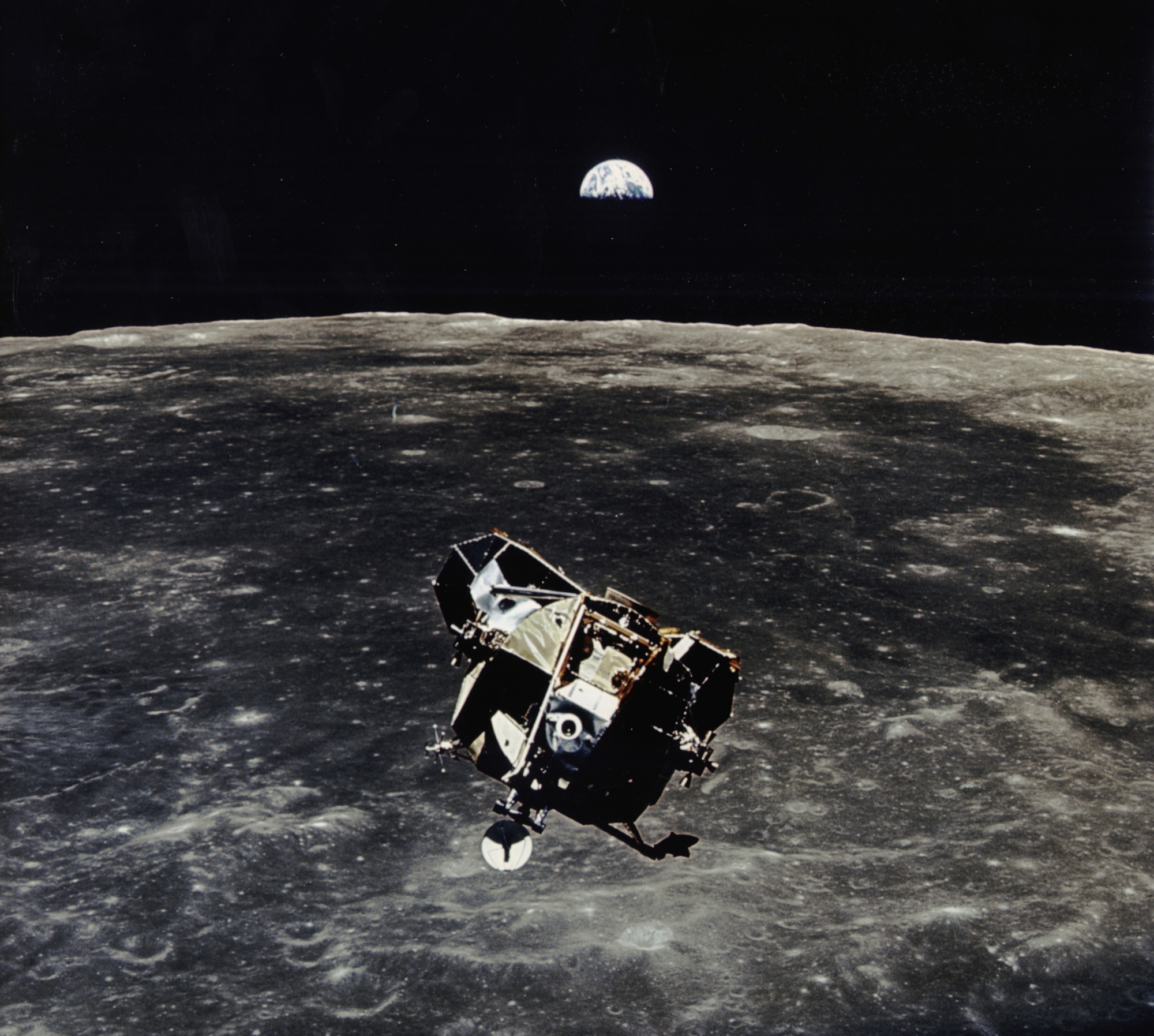 Les missions Apollo, avec l'analyse de roches lunaires, ont permis de déterminer l'origine de la Lune.