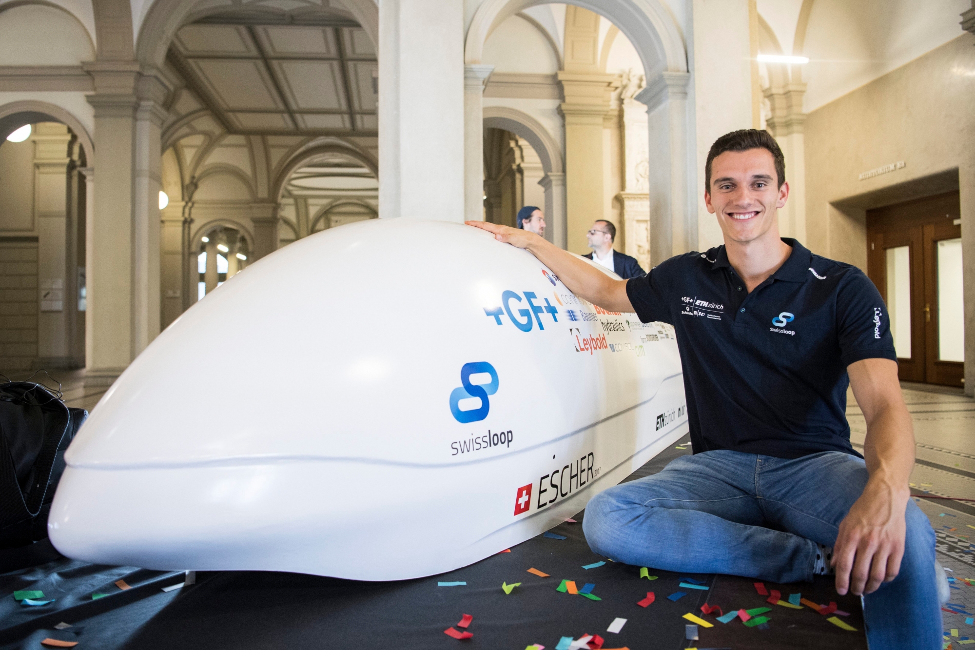 CEO Swissloop Luca Di Tizio posiert neben dem Swissloop-Pod fuer den Geschwindigkeitswettbewerb Hyperloop Pod Competition, aufgenommen am Donnerstag, 27. Juli 2017 in der ETH in Zuerich. (KEYSTONE/Ennio Leanza) SCHWEIZ SWISSLOOP