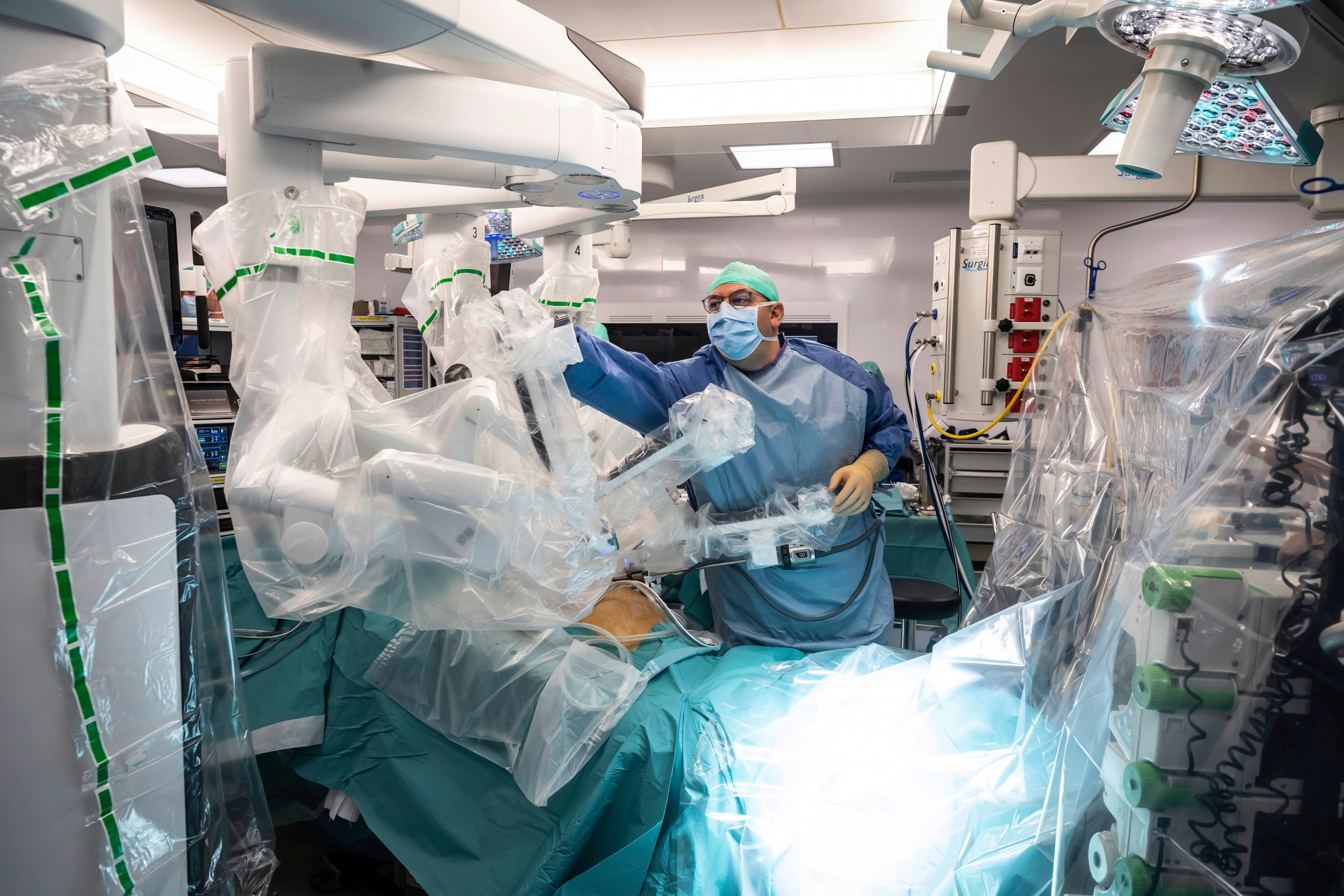 Opération menée à l'aide du robot Da Vinci au service de chirurgie viscérale, dans le cadre d'une série sur la réinsertion professionnelle des robots et des intelligences artificielles
Photo Lib / Charly Rappo, Genève, 14.05.2019