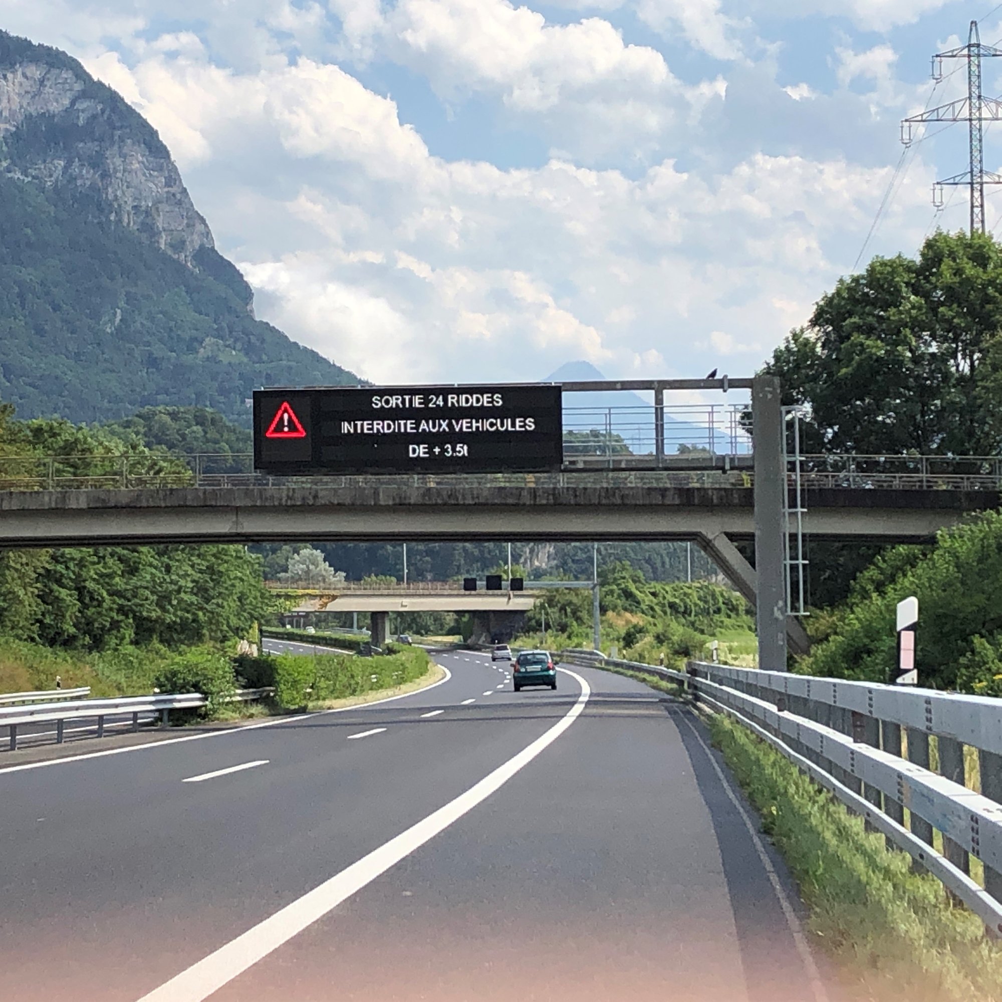 Les panneaux sur l'autoroute A9, interdisant la sortie 24, et le reste de la signalisation ne parviennent pas à détourner tous les véhicules de plus de 3,5 tonnes du viaduc de Riddes.