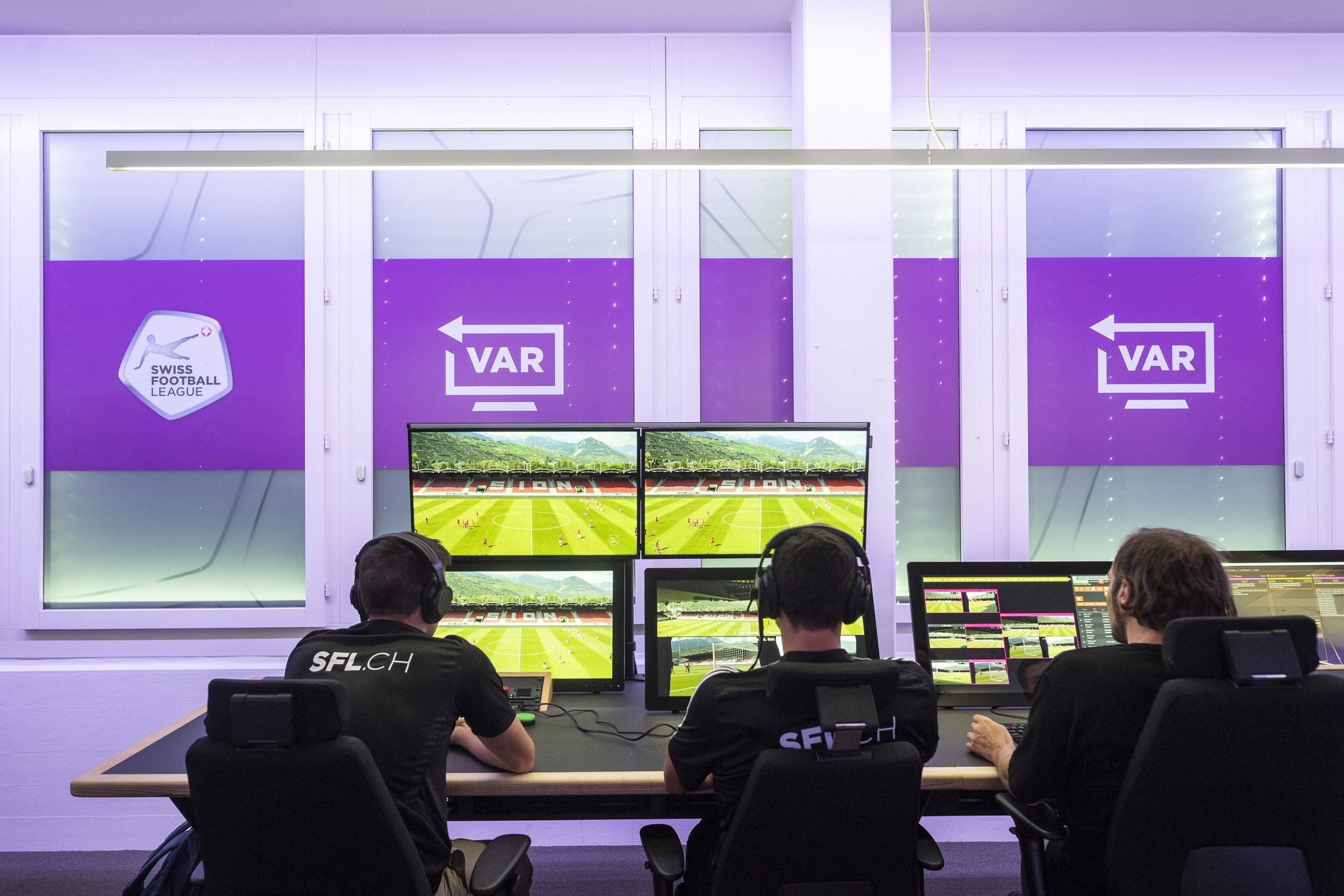 Les matchs seront scrutés en direct par un VAR (arbitre d'assistance vidéo), son assistant et un technicien.
