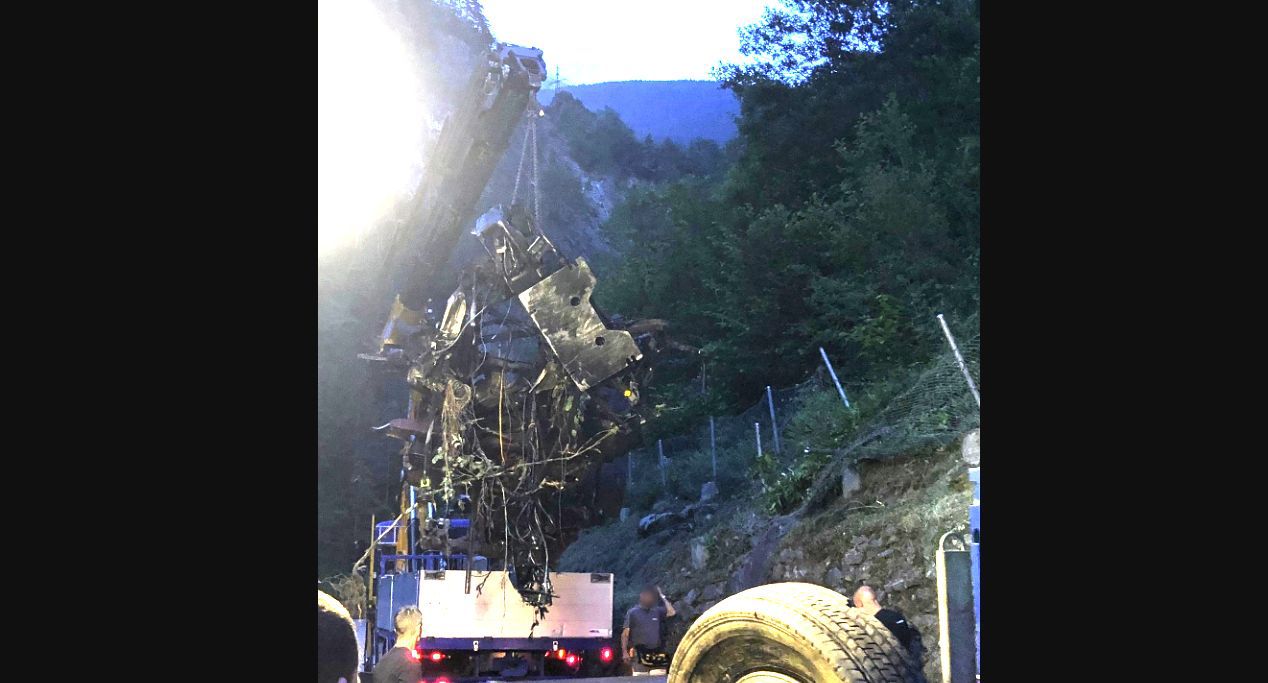 Le poids lourd a dévalé la pente raide, rebondi sur les lacets inférieurs et terminé sa course dans un ruisseau.