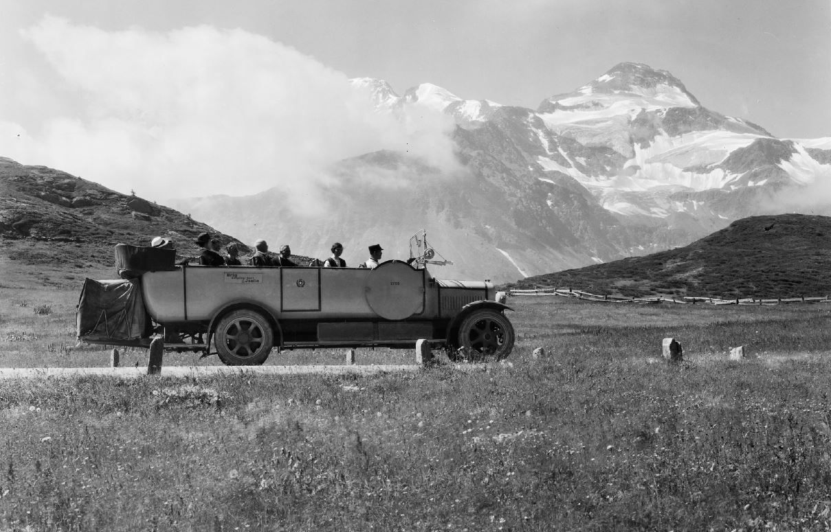 Au début du XXe siècle, certains cars circulaient en mode cabriolet été comme hiver...