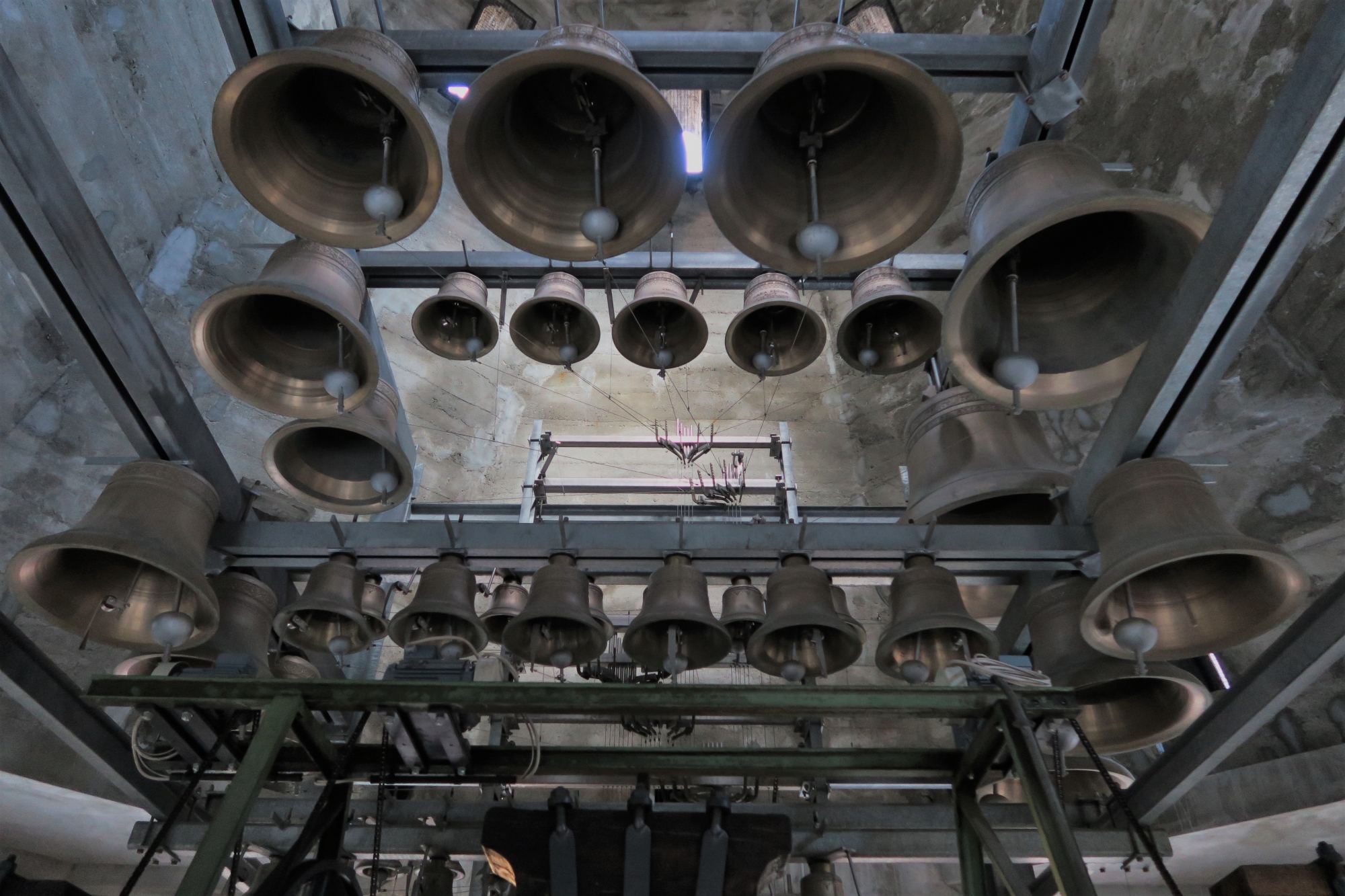 Avec ses 49 cloches, le carillon niché dans le clocher roman de la basilique est le plus grand de Suisse.