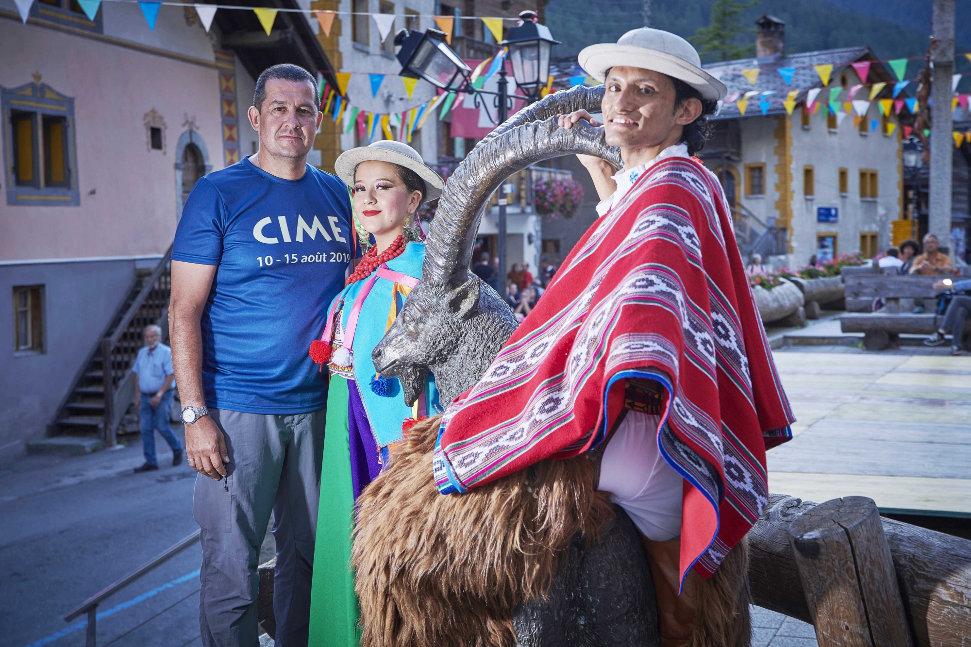 Les Equatoriens Ruben et Joselin fiers de pouvoir poser avec leur guide Jacques Gay-Crosier au cœur d'Evolène, quelques minutes avant le lancement de la parade des nations.