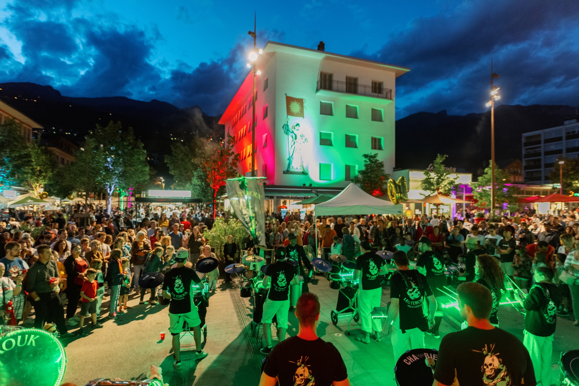 Depuis le début de l’été, le festival qui anime la place de l’Hôtel-de-Ville de Sierre atteint même des records de fréquentation, puisqu’il a attiré plus de 11 000 visiteurs en cinq vendredis.