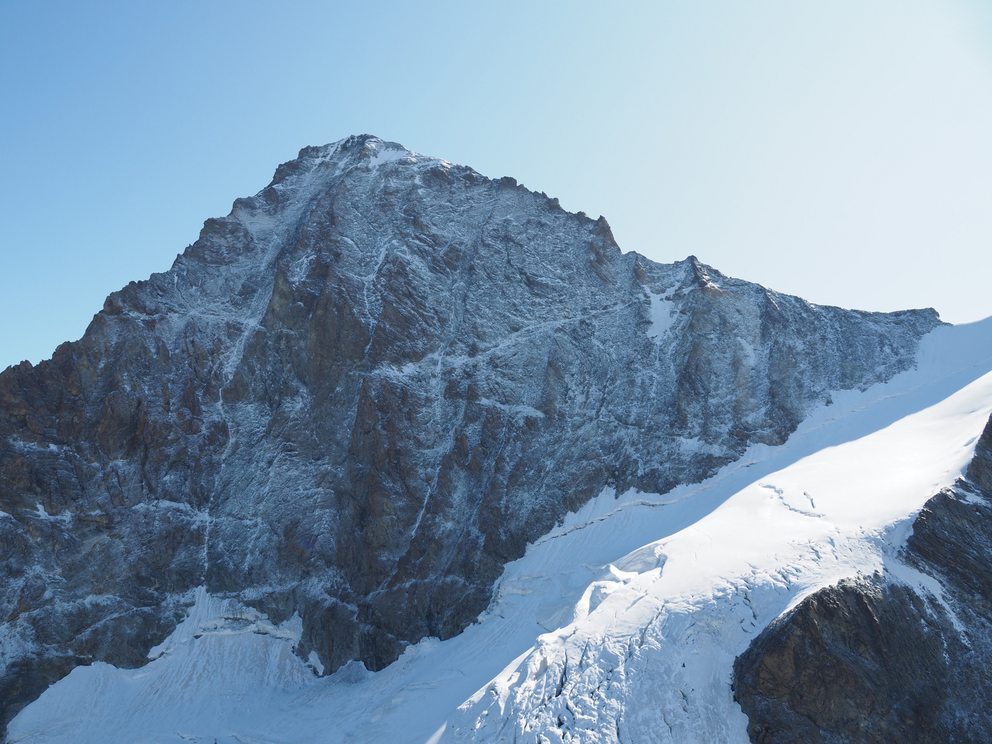 Deux alpinistes allemands ont chuté de l'arête sud de la Dent Blanche samedi matin.