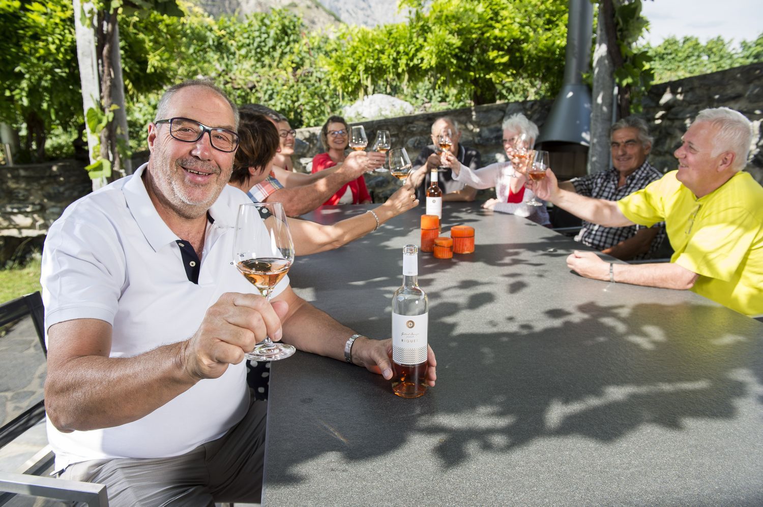 En écrivant le nom de Riquet en lettres flamboyantes sur les bouteilles de Dôle blanche, Gilbert Devayes a voulu rendre hommage au combat de son père, symbole de l’indépendance valaisanne.