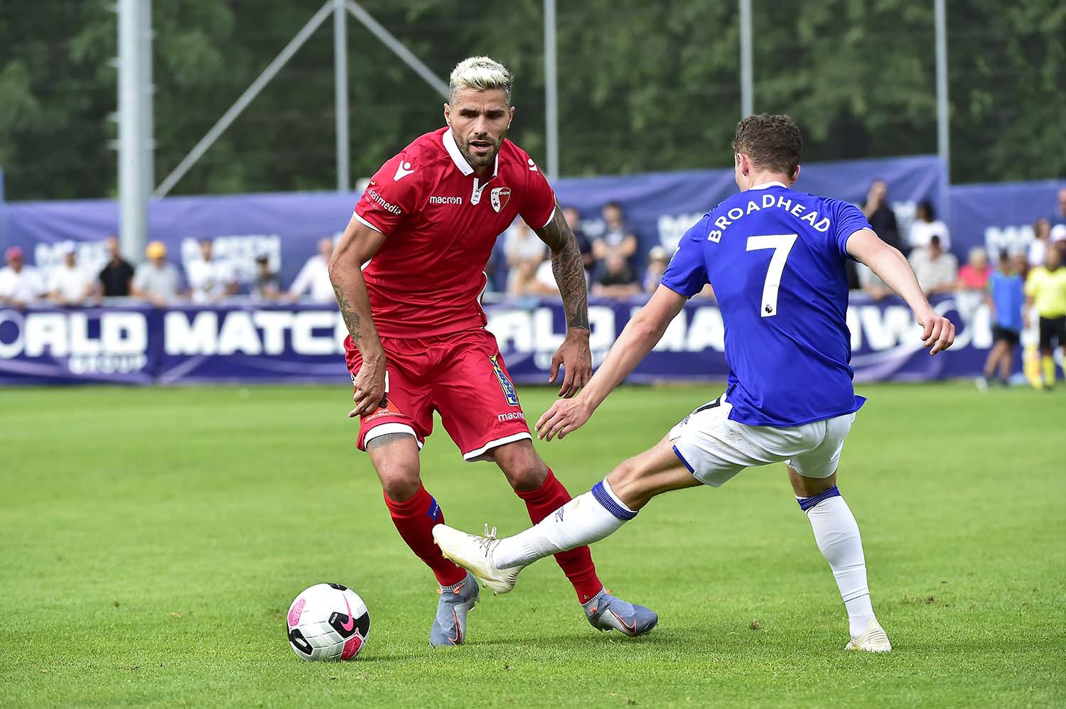 Valon Behrami tente d'échapper à Nathan Broadhead lors du match entre le FC Sion et Everton.