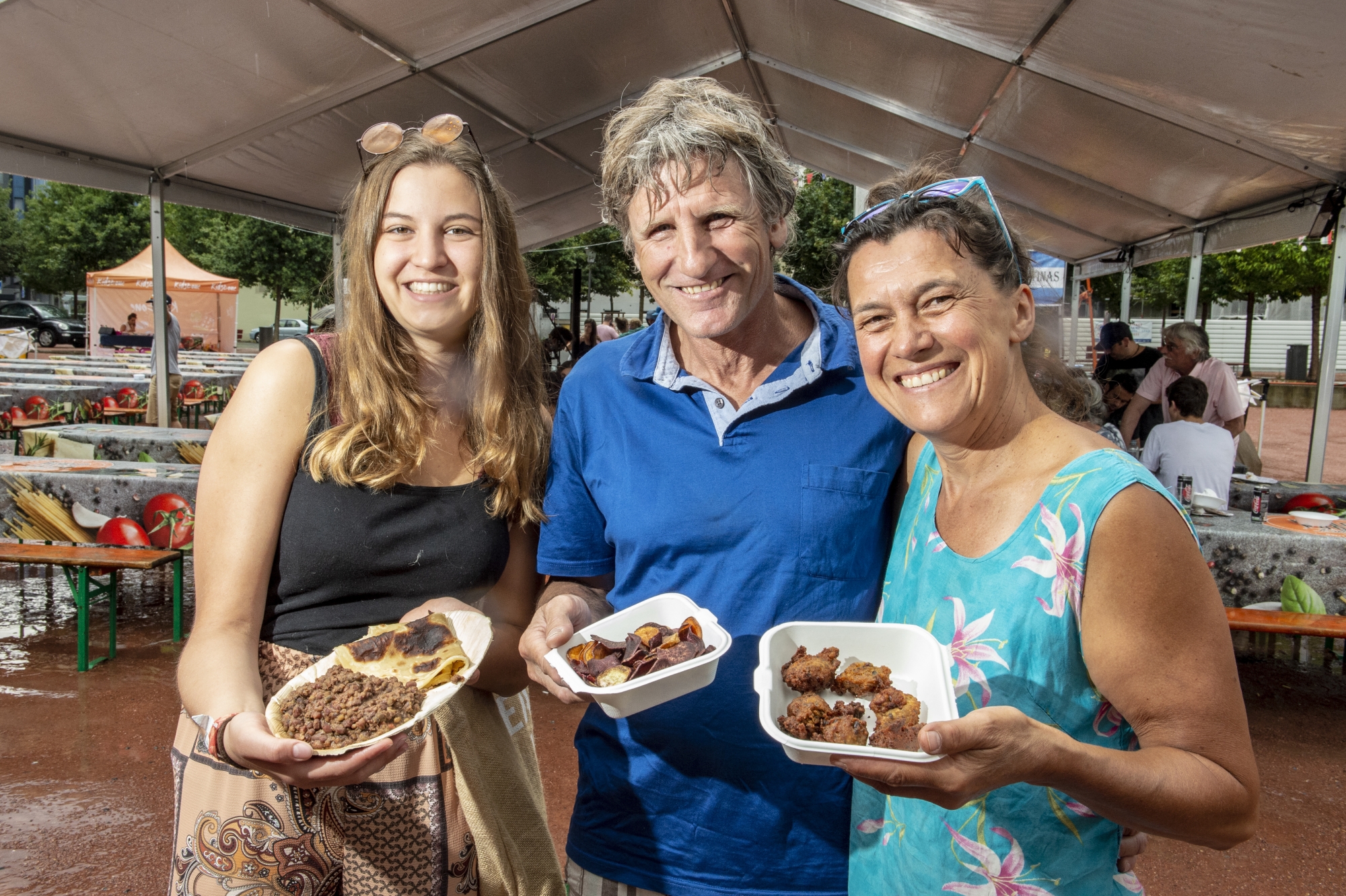 Marie Dumoulin, Marc et Alexandra Gavillet ont apprécié les spécialités kényanes lors du Word Food Festival de Monthey.