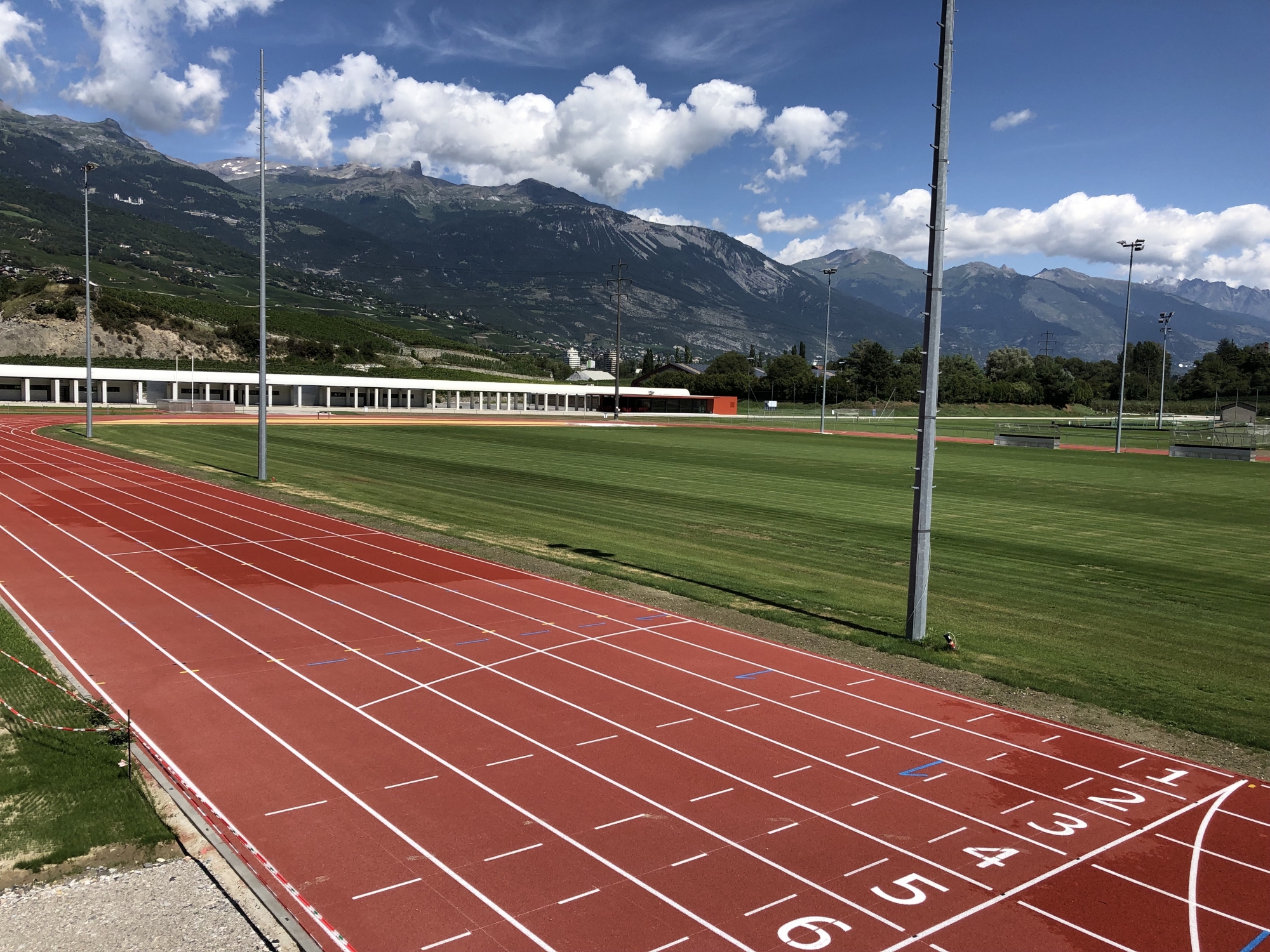 Une piste d'athlétisme longue de 400 mètres a été ajoutée au complexe sportif d'Ecossia, à Sierre. L'éclairage du site doit encore être finalisé.