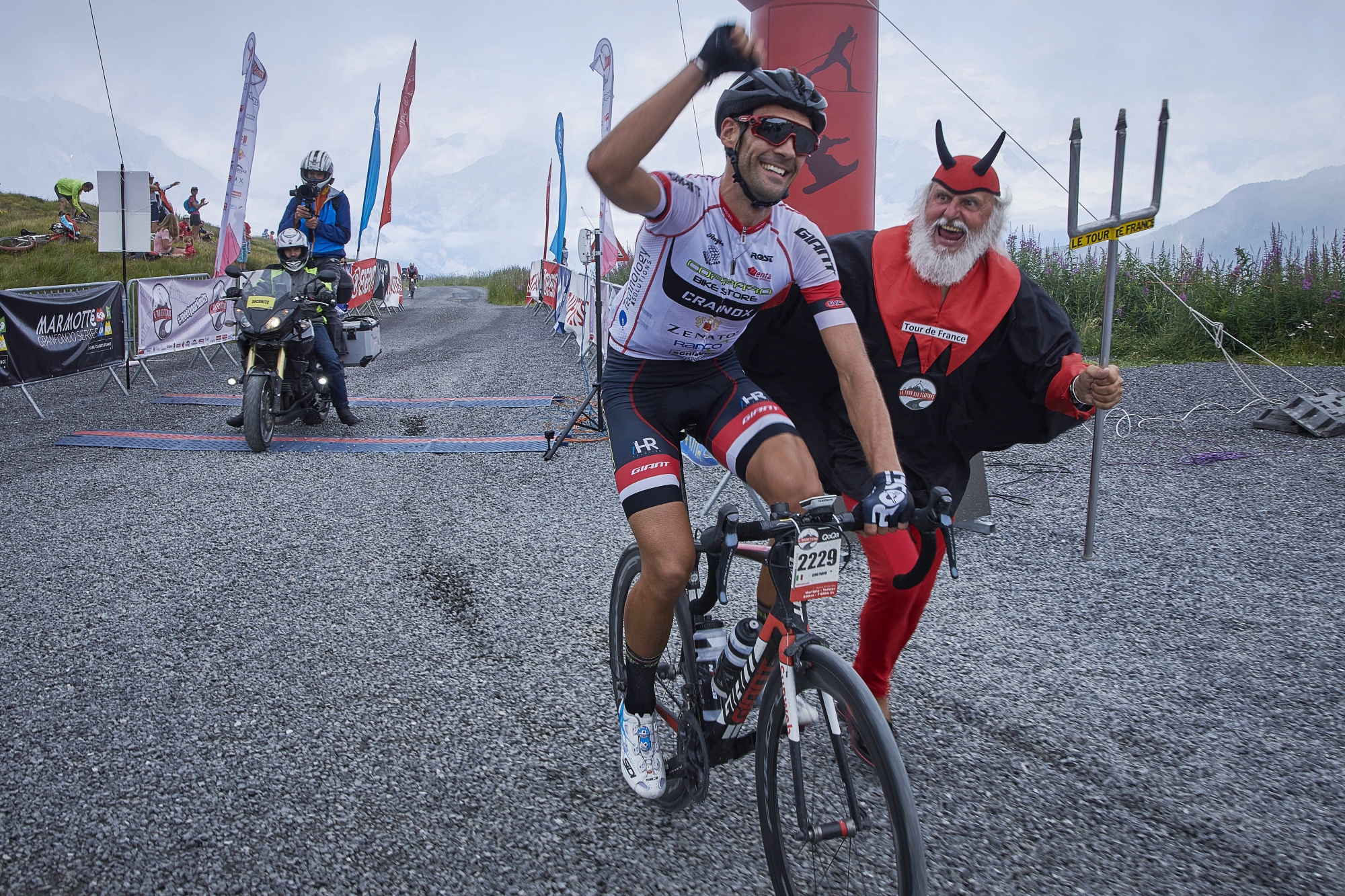 Le vainqueur de l'étape, Fabio Cini, a été accompagné par le célèbre Didi Senft à son arrivée au sommet de la Croix de Cœur.
