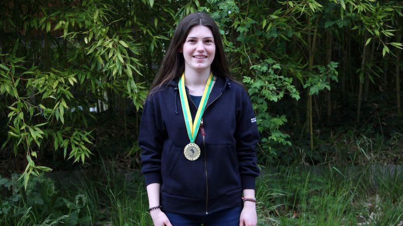 Noémie Allet avec sa médaille d'or remportée à Berne en avril dernier.