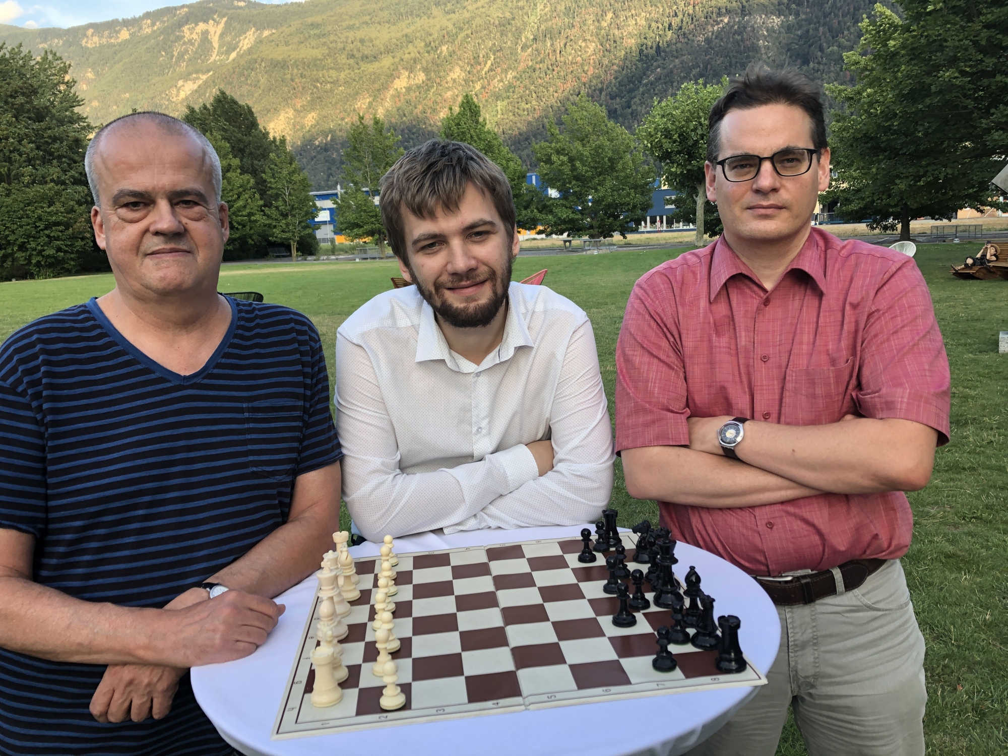 Le vainqueur du tournoi Vladimir Zakhartsov (au centre) en compagnie de Frank Salzgeber (à droite), champion valaisan 2019, et Pierre Perruchoud, président du CO.