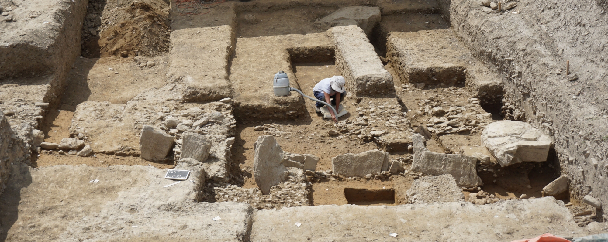 Vue du chantier 2019 et de l’alignement de stèles.