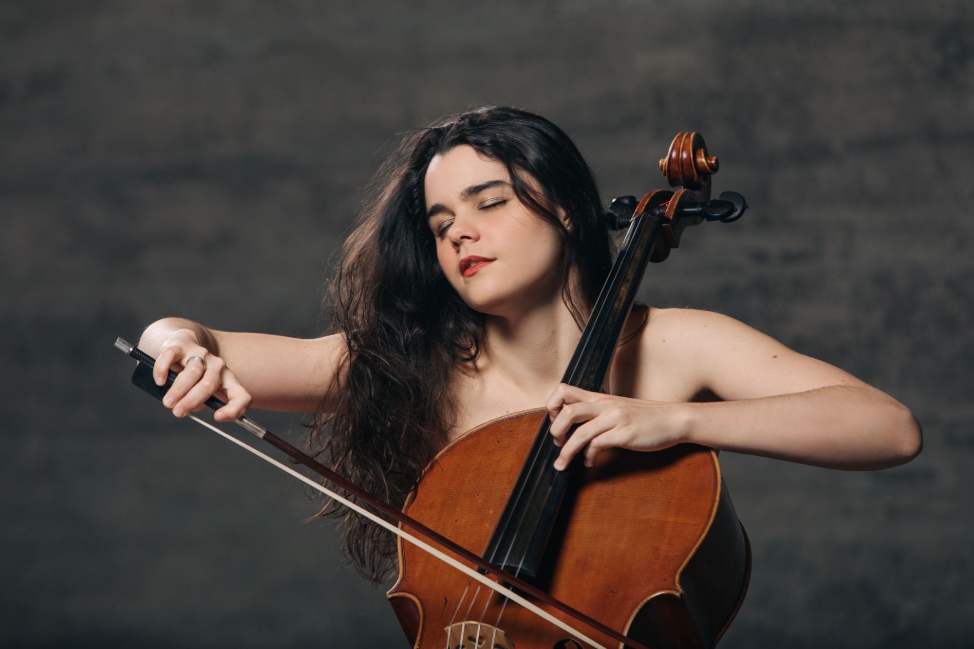 Estelle Revaz n’a pas fini d’explorer le potentiel de son nouveau violoncelle, un Grancino du XVIIe siècle.
