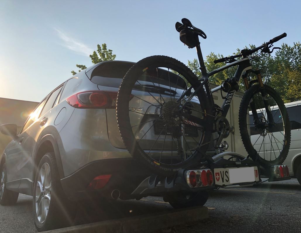 Fixé à l'arrière de la voiture, votre porte-vélos ne doit pas dépasser la largeur de celle-ci de plus de 20 cm de chaque côté.