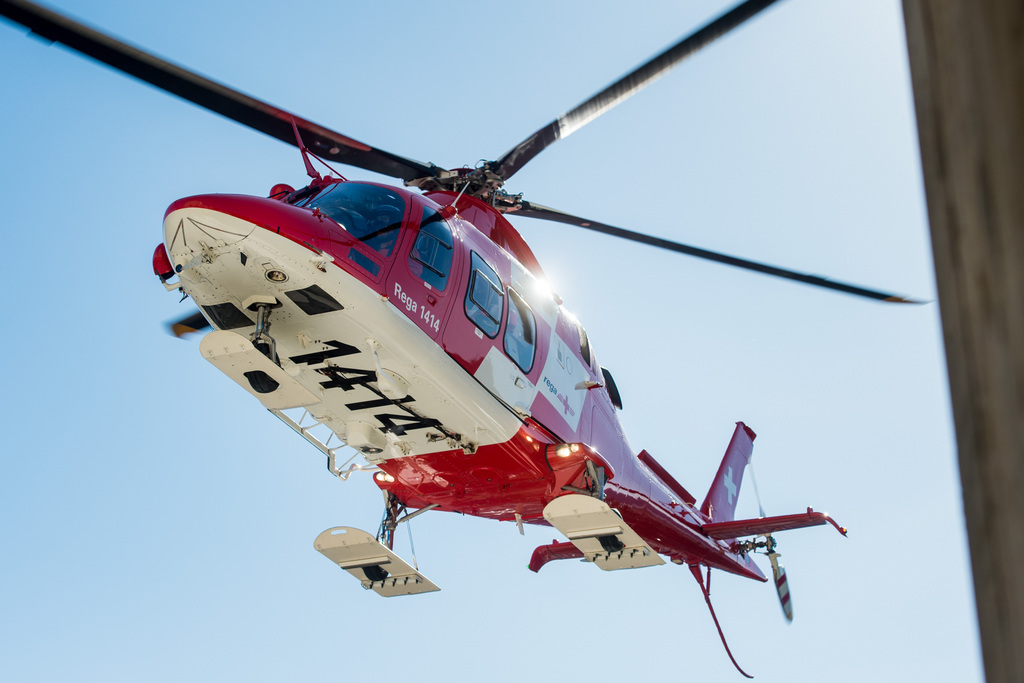 Un hélicoptère de la Rega et un spécialiste du secours alpin suisse ont été engagés aux côtés de la police cantonale bernoise.