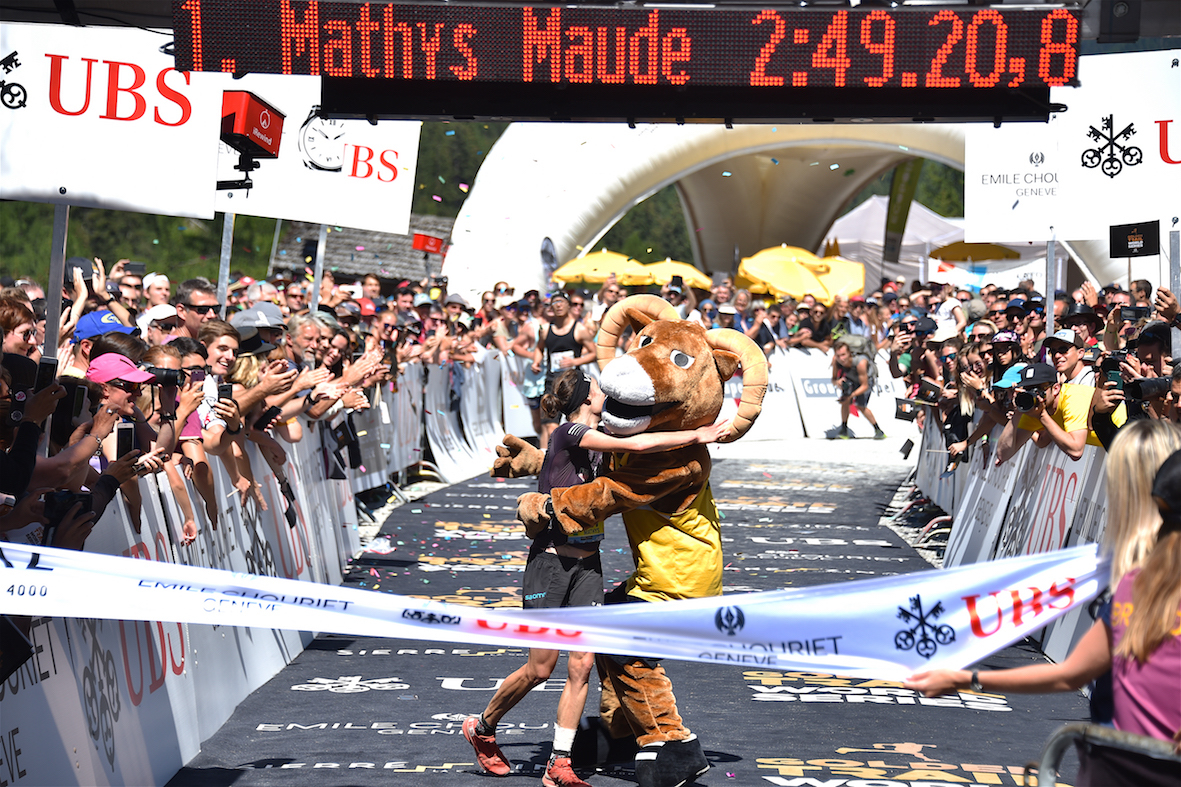 Maude Mathys franchit la ligne d'arrivée de Sierre-Zinal, pulvérisant de plus de cinq minutes le record de l'épreuve