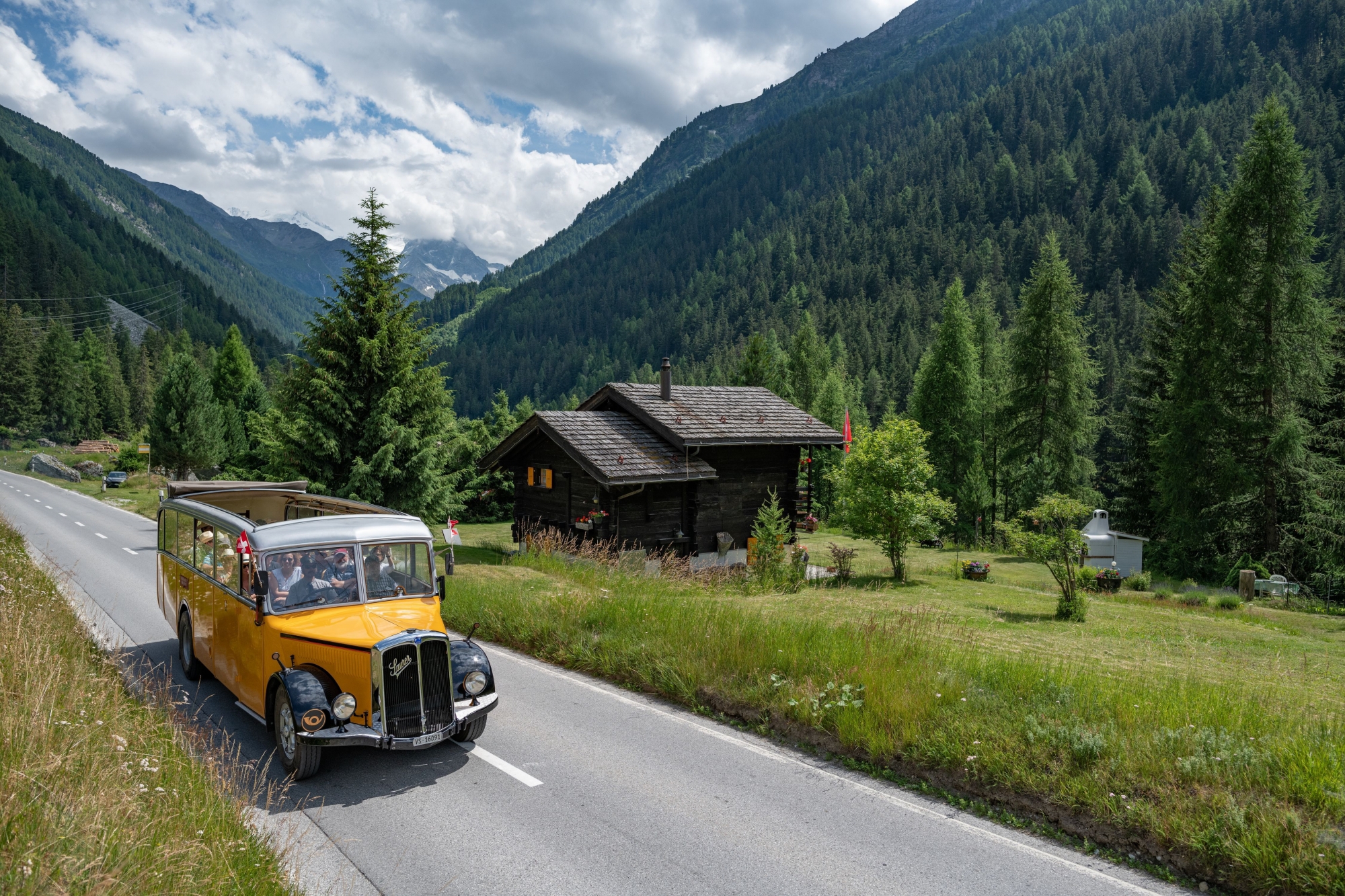 Une des nouveautés de la quatrième édition du Week-end du patrimoine d'Anniviers: un tour panoramique dans la vallée à bord d’un car postal Saurer de 1941.