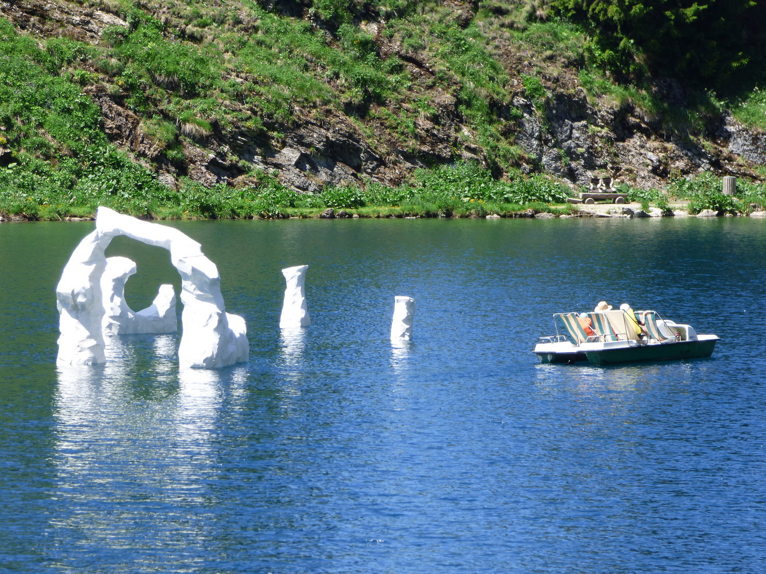Icebergs, une installation de l’artiste plasticien Gaspard Combes visible au milieu du lac Lioson, aux Mosses.