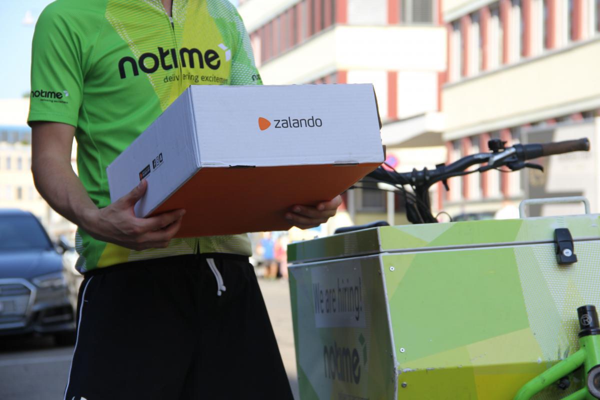 A Zurich, l'entreprise allemande Zalando travaille en collaboration avec La Poste et la start-up NoTime, qui assure la livraison des colis en vélos électriques.