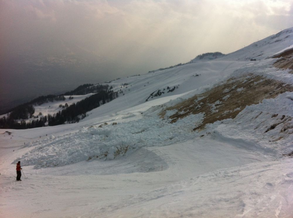 Les avalanches de neige mouillée peuvent se déclencher jusqu'au sol au printemps. Ici l'an dernier à Anzère.
