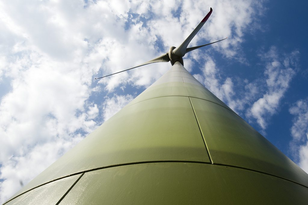 Quatre éoliennes devraient rejoindre Adonis, la plus grande machine du genre en Suisse érigée à Charrat (VS). Mais la résistance s'organise contre ce projet de parc éolien.