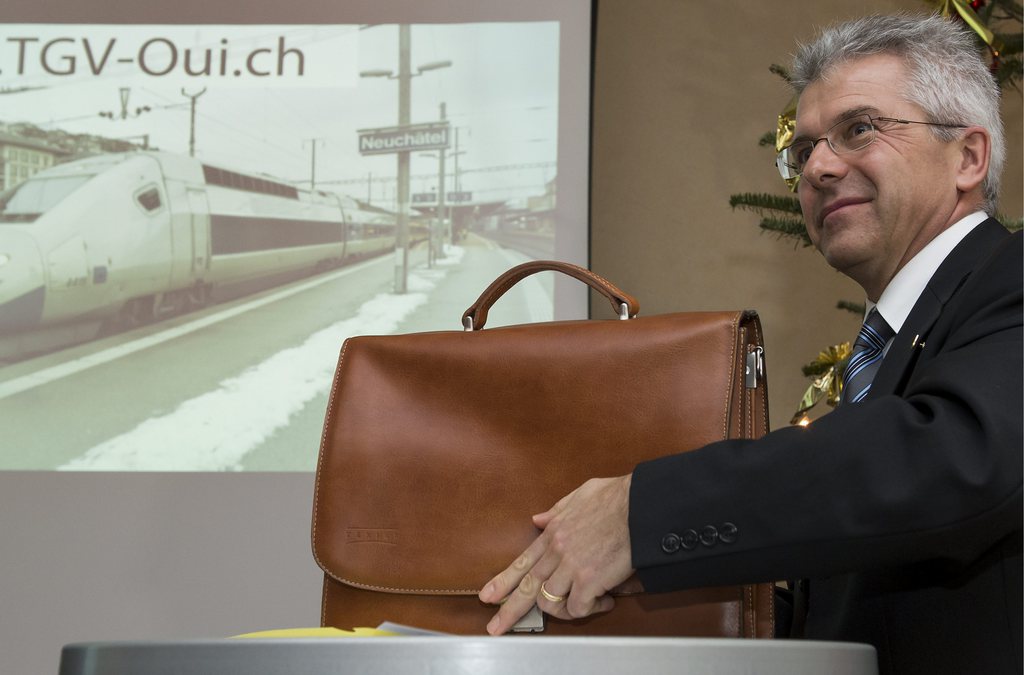 Une délégation franco-neuchâteloise emmenée par le conseiller d'Etat neuchâtelois Claude Nicati dépose ce vendredi une pérition pour le maintien de la ligne TGV Berne-Paris.