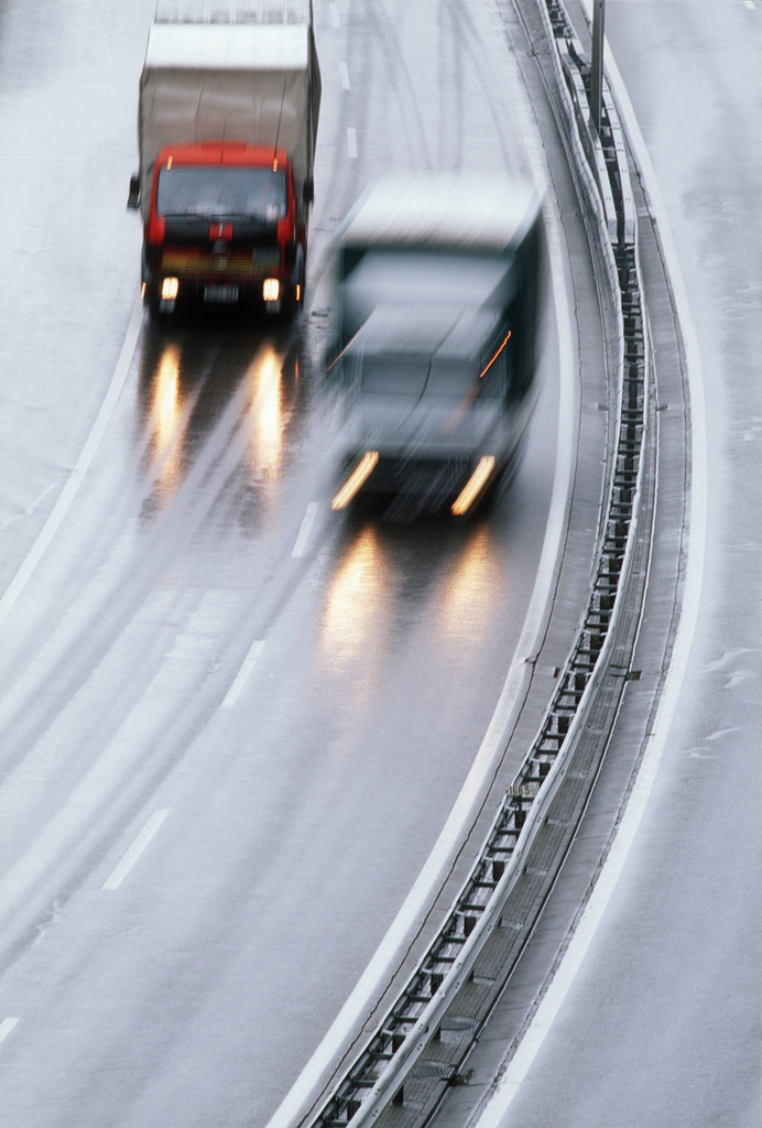 Les dépassements ne peuvent être entrepris que si la visibilité est suffisante et que les autres usagers de la route ne sont pas gênés ou mis en danger. (Illustration)