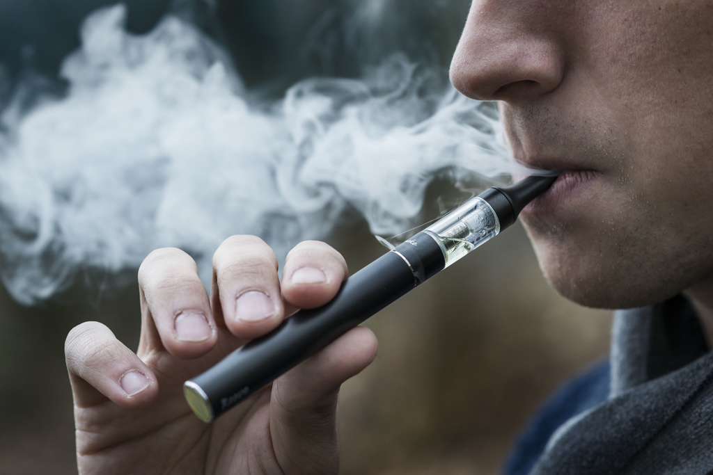 La nouvelle loi sur les produits du tabac devrait autoriser les cigarettes électroniques qui contiennent de la nicotine. (Illustration)