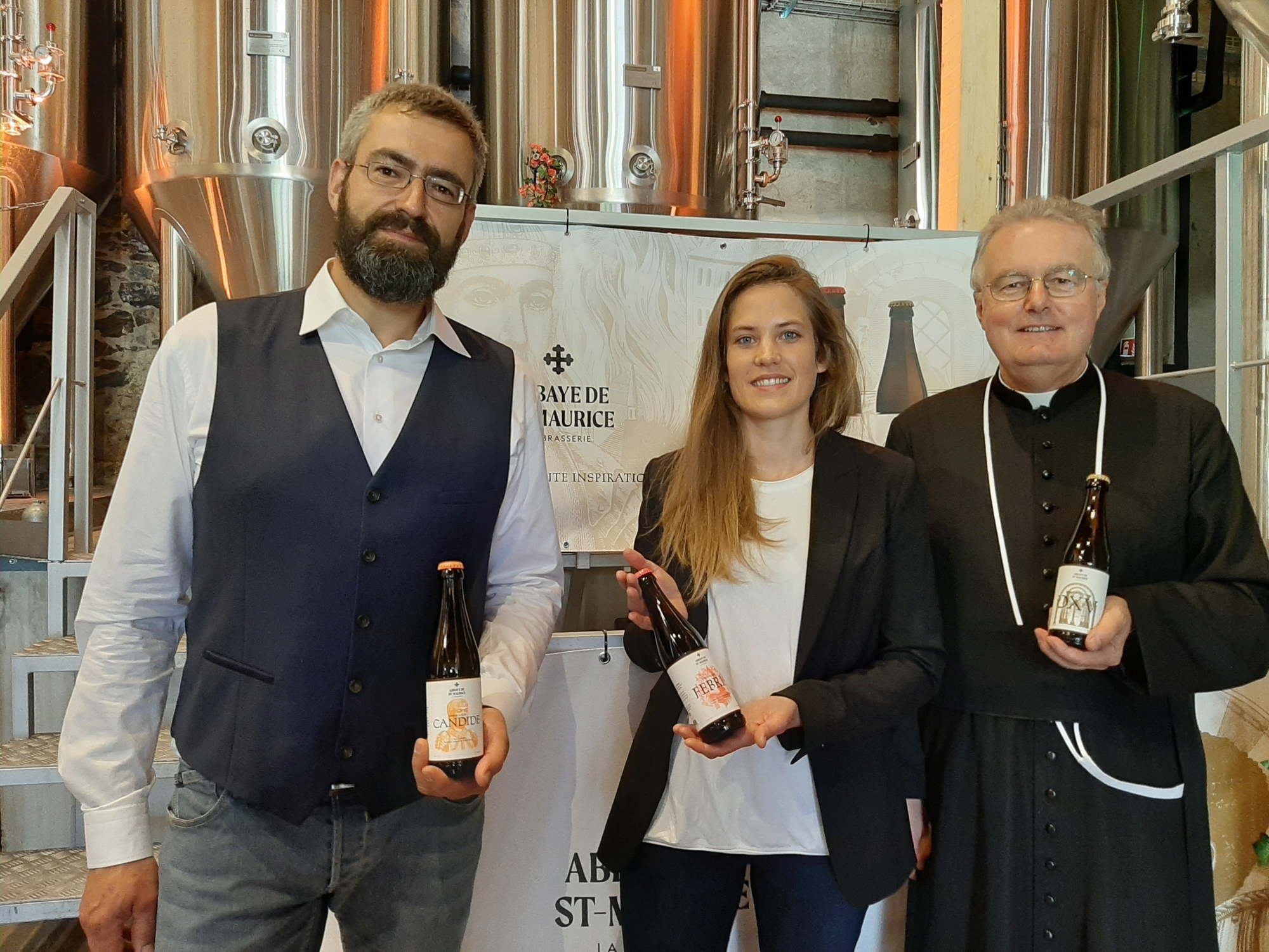 Benjamin Levaux, Céline Darbellay et le chanoine Olivier Roduit présentent les trois bières de l'abbaye.