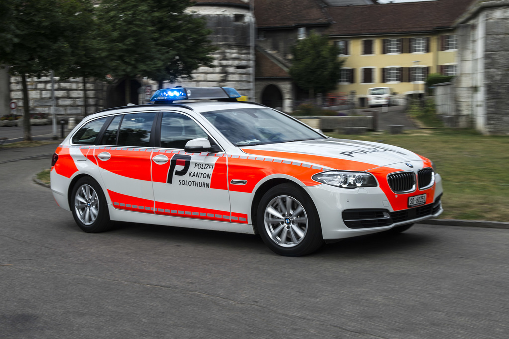 Une voiture occupée par deux policiers a dû freiner brutalement et monter sur le trottoir pour éviter la collision.