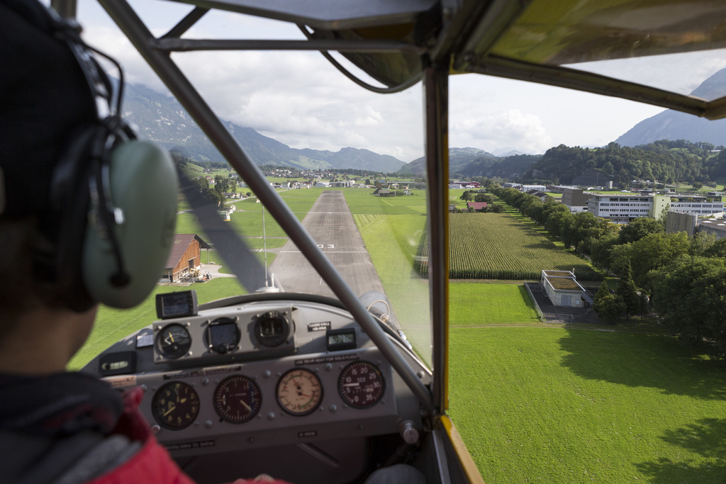 Depuis le 20 juin, tous les pilotes amateurs de Suisse doivent obligatoirement communiquer en anglais avec les aéroports et aérodromes qu'ils utilisent (illustration).