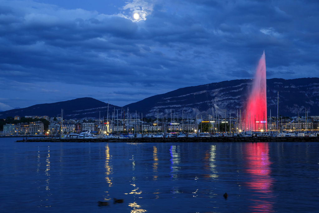 Le 12 août dernier, le jet d'eau avait déjà rougi pour marquer le 70e anniversaires des Conventions de Genève. 