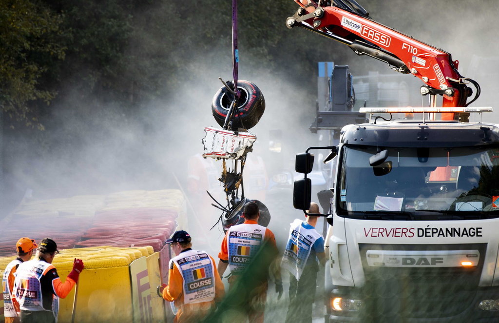 L'épave de la voiture de Juan Manuel Correa au moment d'être enlevée, samedi dernier sur le circuit de Spa-Francorchamps à Stavelot, en Belgique.