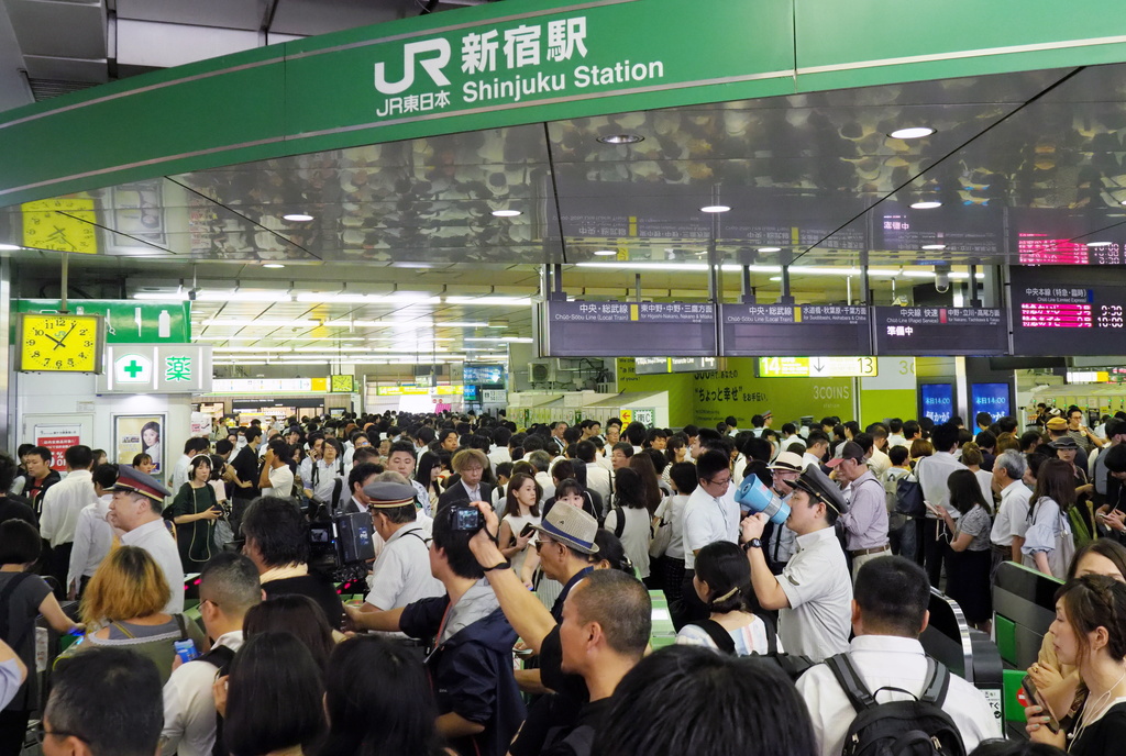 Au total, 16'900 passagers arrivés lundi par avion jusqu'à Narita ont dû y patienter de longues heures avant de pouvoir rejoindre la capitale, distante de plus de 60 kilomètres de l'aéroport.