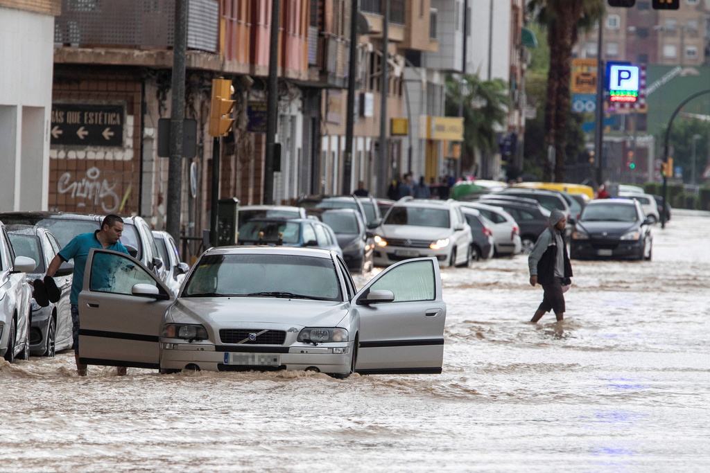 Le sud-est de l'Espagne a été durement touché par des intempéries. Des pluies torrentielles ont forcé l'intervention des services de secours et deux personnes au moins sont décédées