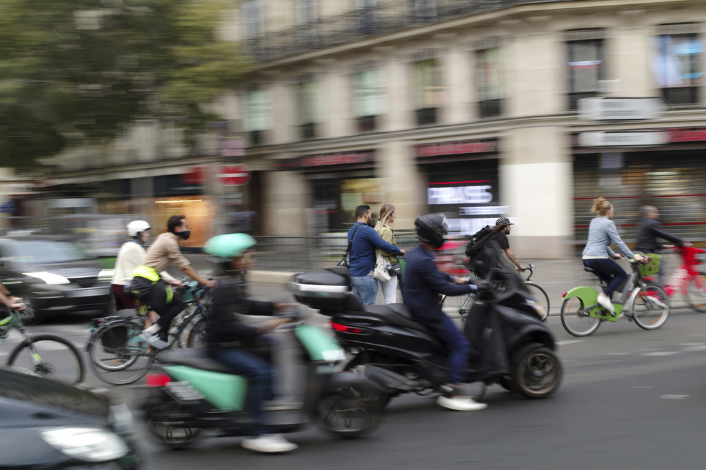 Avec dix lignes de métro fermées, de nombreux Parisiens se sont rabattus sur le trafic routier, très perturbé ce vendredi.