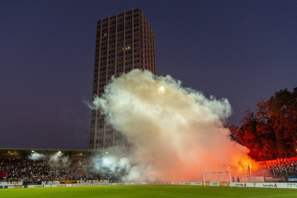 Durant le match déjà, les supporters de St-Gall ont lancé des pétards et fumigènes.
