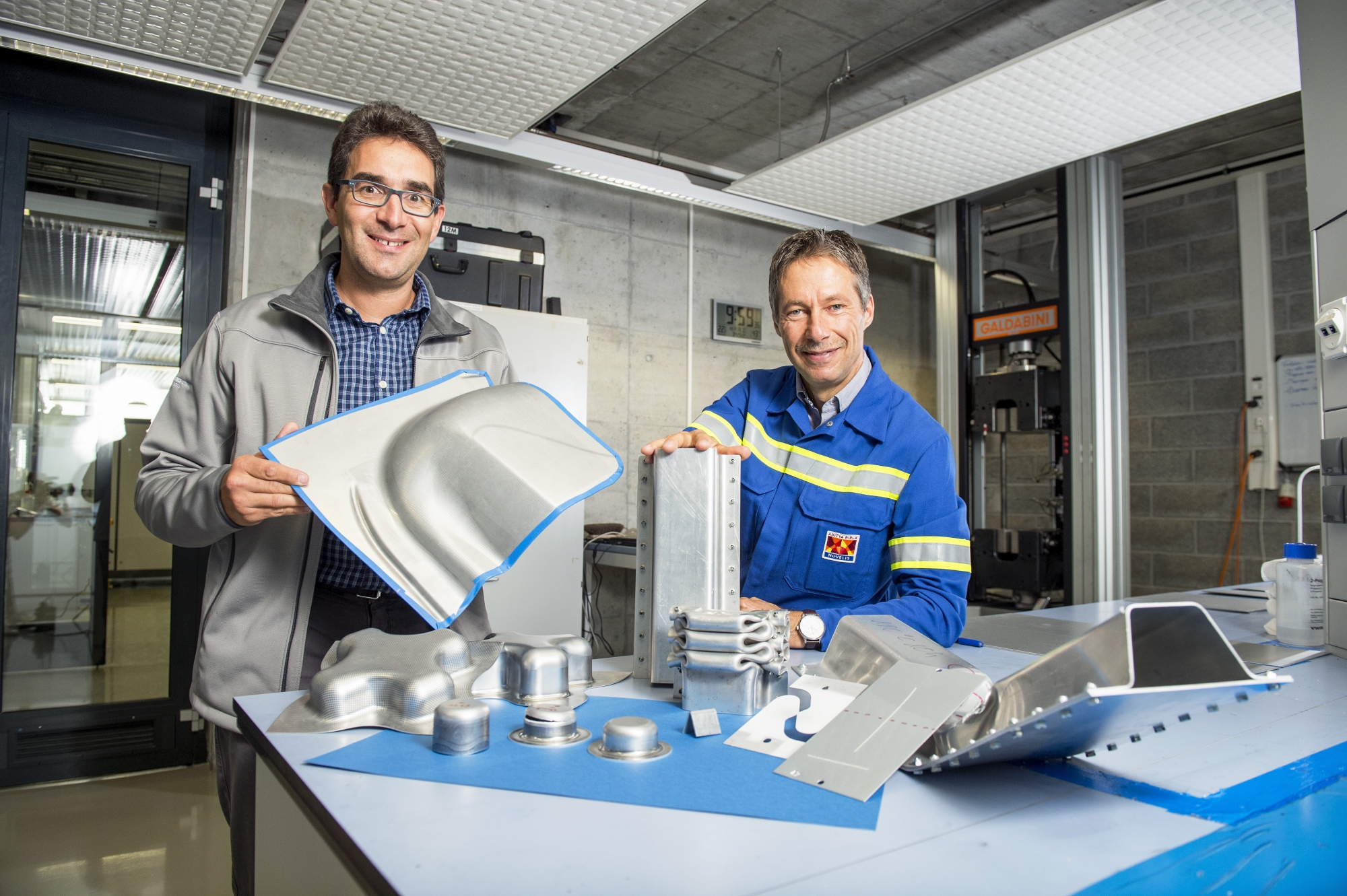 Cyrille Bezençon (à gauche) et Bertrand Carrupt posent dans l'un des laboratoires du centre R&D de Novelis, à Sierre, où des tests sont effectués sur différents alliages d'aluminium.