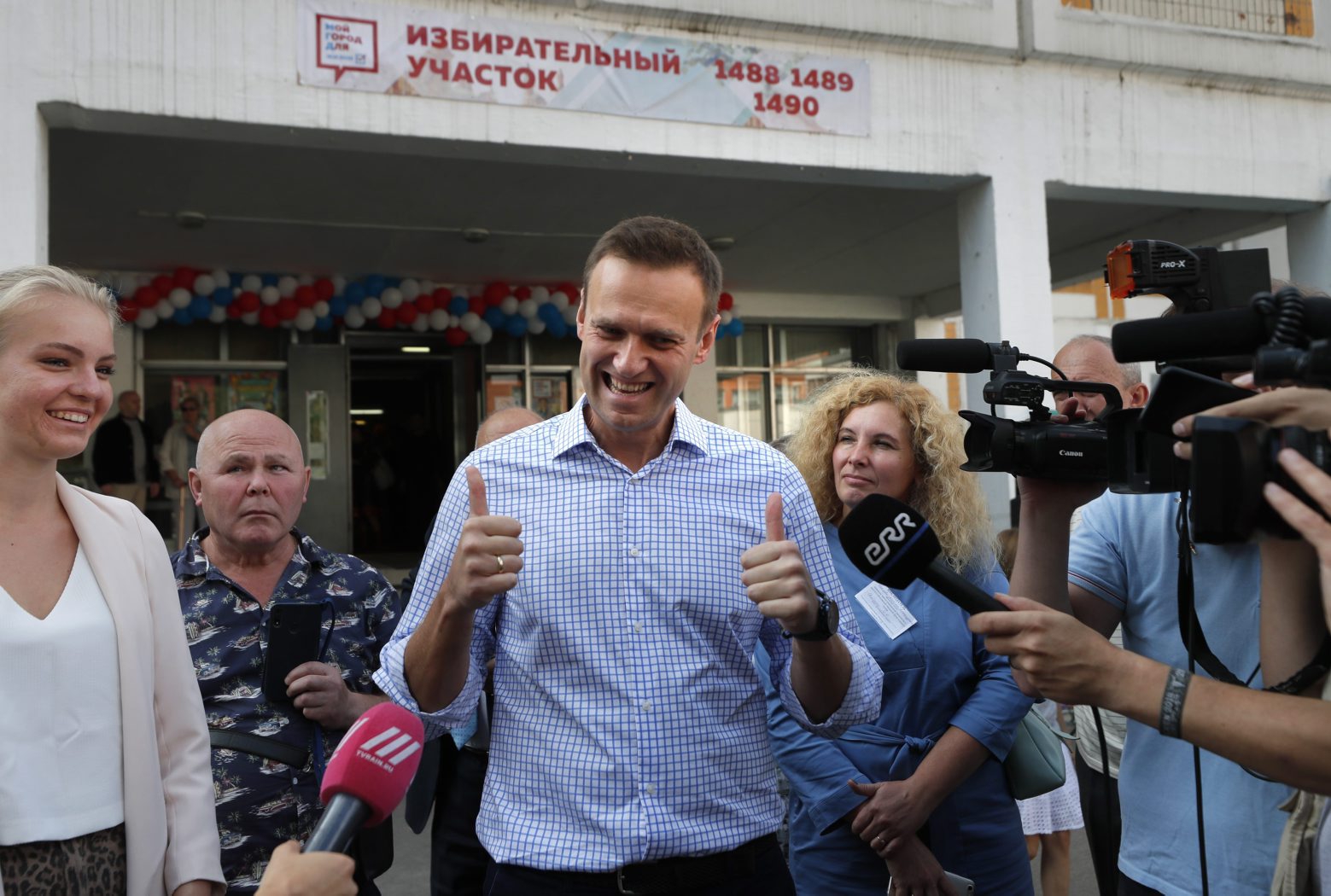 epa07827386 Russian opposition candidate Alexei Navalny reacts after voting in the Moscow City Duma elections in Moscow, Russia, 06 September 2019. The Moscow municipal elections have been dogged by controversy after several opposition candidates were barred from standing in the city elections.  EPA/YURI KOCHETKOV RUSSIA ELECTIONS