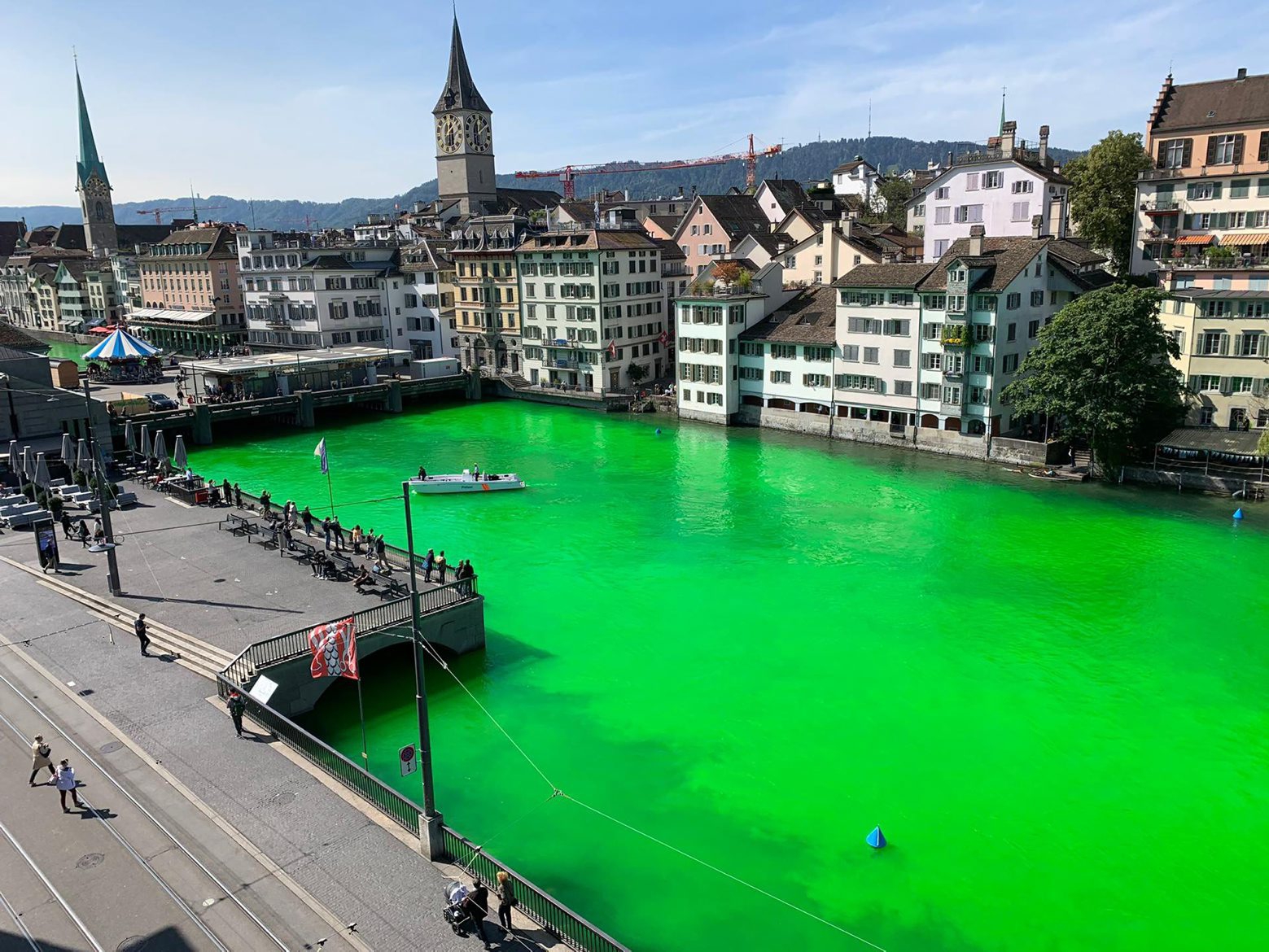 HANDOUT - Von Unbekannten grün eingefärbte Limmat, am Dienstag, 10. September 2019 in Zürich. Die Stadtpolizei Zürich hat umgehend Abklärungen eingeleitet und die Wasserschutzpolizei aufgeboten. Zudem wurden Detektive eingesetzt, um den Ursprung der Verfärbung abzuklären. Aufgrund von ersten Erkenntnissen, kann davon ausgegangen werden, dass die Limmat von mehreren unbekannten Demonstrierenden im Bereich der Gemüsebrücke grün eingefärbt worden ist, um auf ihr Anliegen aufmerksam zu machen. (HANDOUT STADTPOLIZEI ZÜRICH) SCHWEIZ LIMMAT GRUENE FARBE