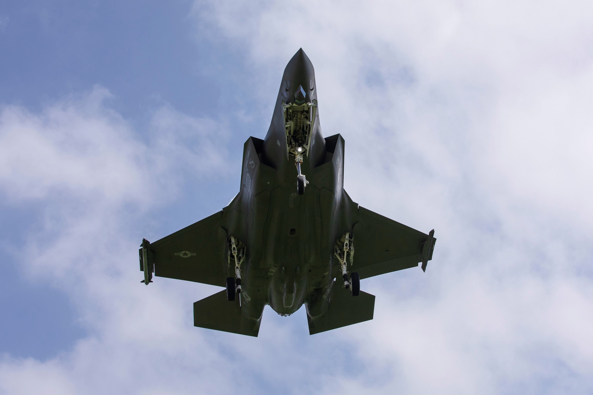 A Lockheed Martin F-35A fighter jet is pictured during a test and evaluation day at the Swiss Army airbase, in Payerne, Switzerland, Friday, June 7, 2019. (KEYSTONE/Peter Klaunzer) SCHWEIZ MILITAER LUFTWAFFE LOCKHEED MARTIN F-35A