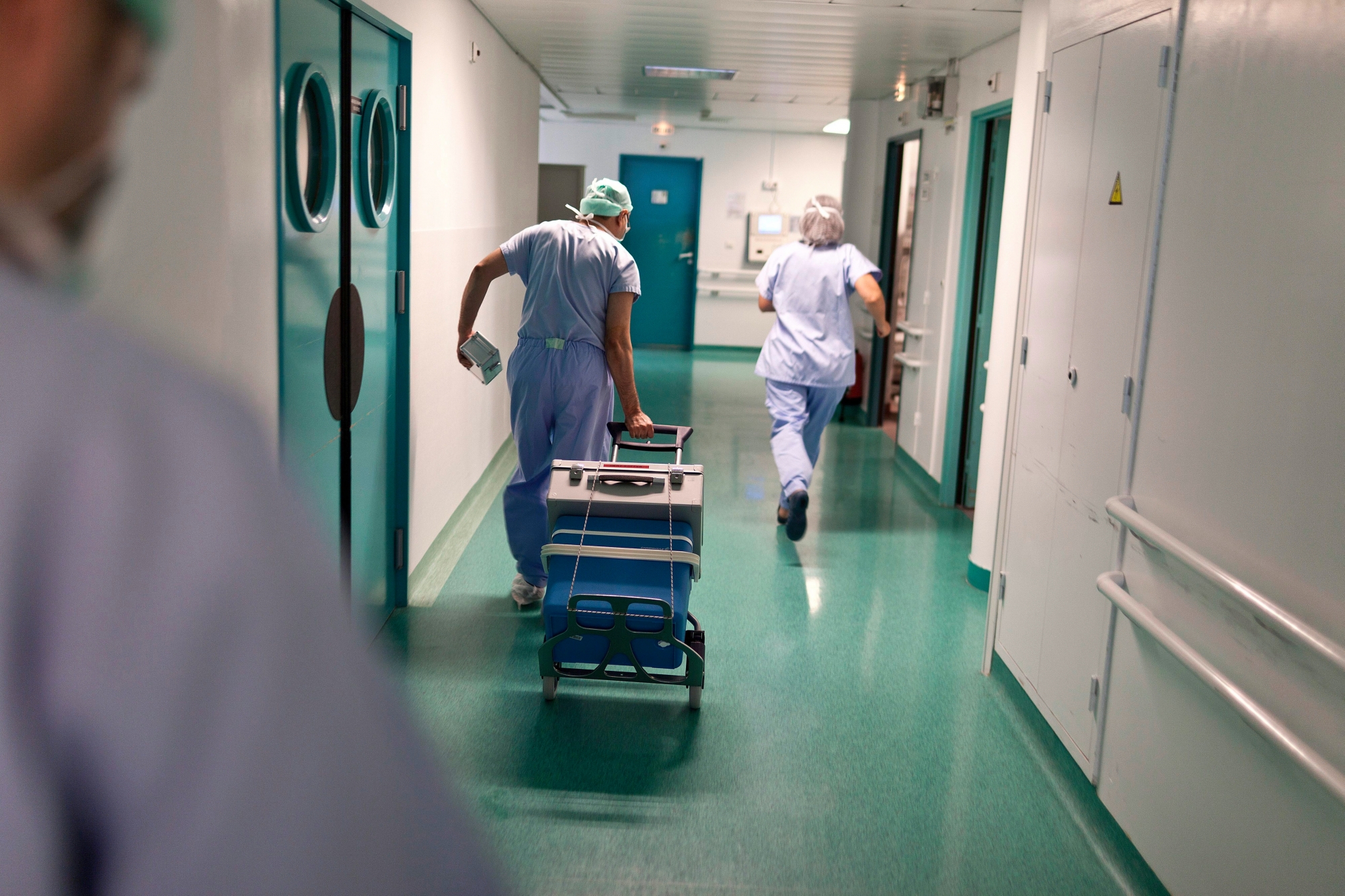 ARCHIV - A physician runs to the changing room with a child's heart, which has just been removed in a hospital in France. The heart is to be implanted in a seven-year-old child in Zurich, Switzerland. At the latest three hors after removal, the heart needs to be supplied with blood again to prevent function impairment. Pictured in August 2011 in France. - Spenderorgane duerfen auch kuenftig nur dann entnommen werden, wenn der Betroffene oder allenfalls Angehoerige diesem Eingriff explizit zugestimmt haben. Nach dem Staenderat hat am Donnerstag auch der Nationalrat die sogenannte Widerspruchsloesung abgelehnt, mit 107 zu 67 Stimmen bei 4 Enthaltungen. Befuerworter dieser Loesung erhofften sich vor allem eine hoehere Spenderquote. (KEYSTONE/Gaetan Bally) SCHWEIZ SPITAL HERZTRANSPLANTATION