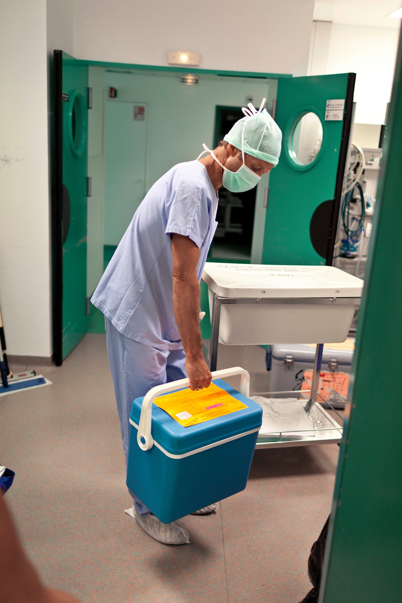 ZUR ORGANSPENDEN-DEBATTE IM STAENDERAT STELLEN WIR IHNEN FOLGENDES THEMENBILD ZUR VERFUEGUNG - Ein Koordinator traegt eine Kuehlbox mit einem Kinderherz. Das Herz soll im Kinderspital Zuerich einem 7-jaehrigen Kind einoperiert werden. Aufgenommen im August 2011 in Frankreich. (KEYSTONE/Gaetan Bally) (Angaben zu Namen und Ort auf der Kuehlbox wurden unkenntlich gemacht)  SCHWEIZ STAENDERAT ORGANSPENDE