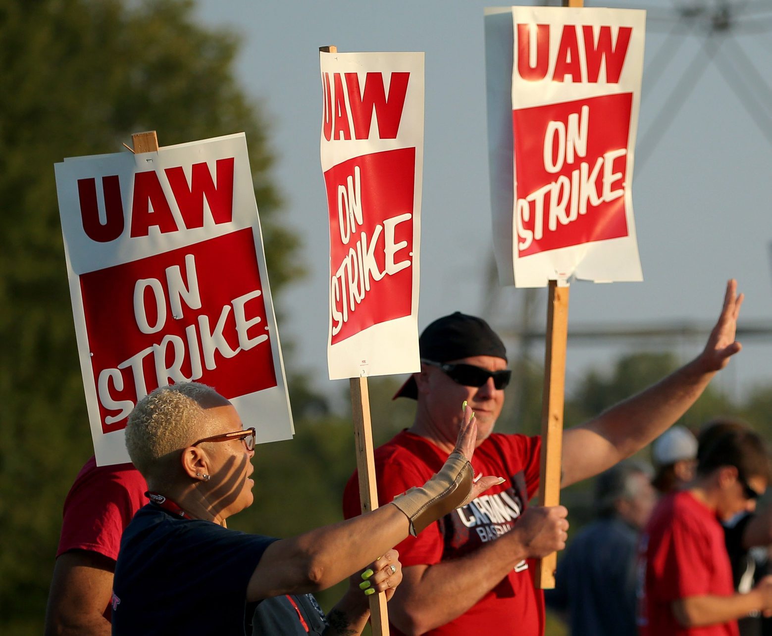 Production workers with United Auto Workers Local 2250 picket outside the General Motors truck assembly plant in Wentzville, Mo., Monday, Sept. 16, 2019. (Christian Gooden/St. Louis Post-Dispatch via AP) General Motors UAW Strike