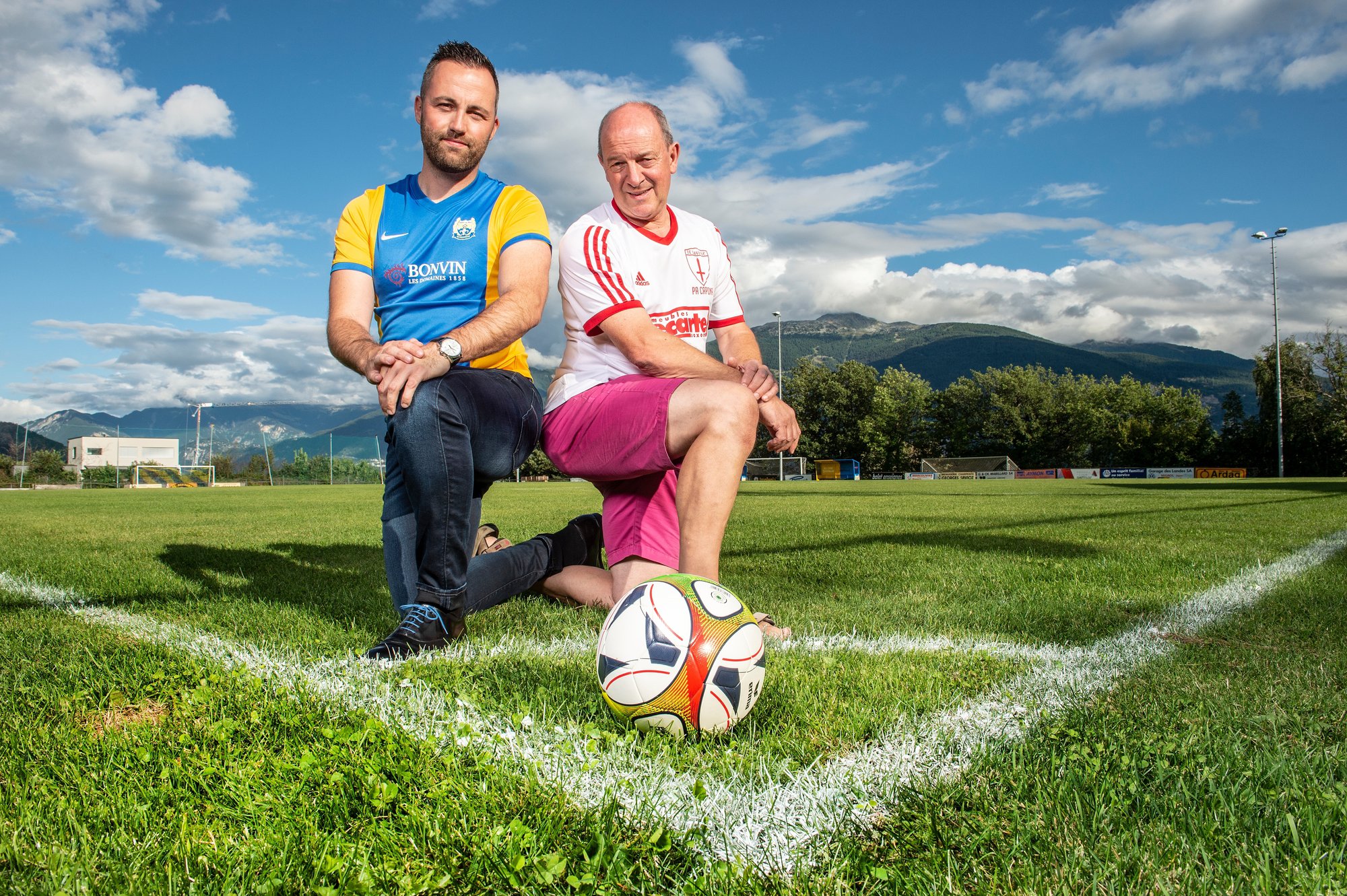 Thomas Mabillard et Xavier Varone, respectivement président du FC Grimisuat et du FC Savièse, donnent le coup d’envoi du derby qui se jouera samedi au stade de Praz-Noé.